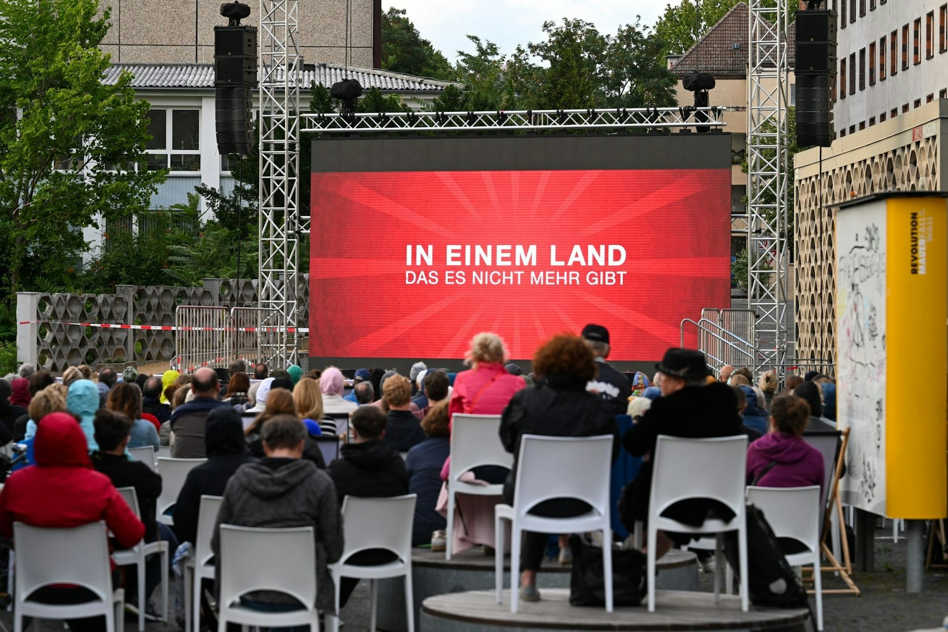 Etwa 350 Zuschauer verfolgen im Campus-Kino im Innenhof der ehemaligen Stasi-Zentrale die Aufführung des Films „Jetzt in einem Land, das es nicht mehr gibt“ von Regisseurin Aelrun Goette.