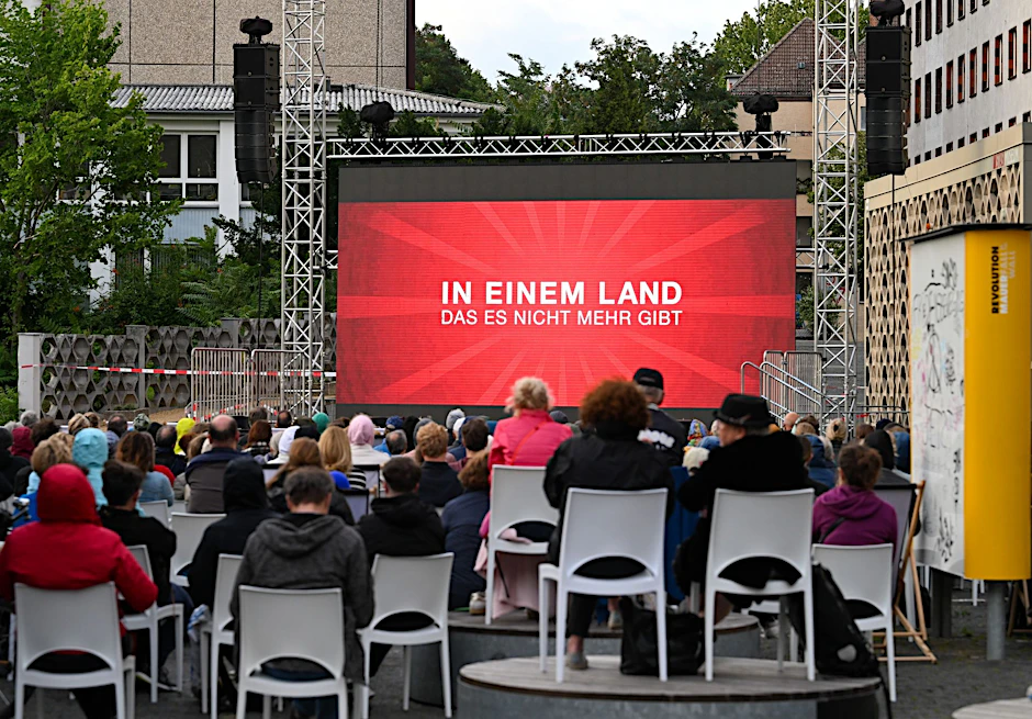 Etwa 350 Zuschauer verfolgen im Campus-Kino im Innenhof der ehemaligen Stasi-Zentrale die Aufführung des Films „Jetzt in einem Land, das es nicht mehr gibt“ von Regisseurin Aelrun Goette.