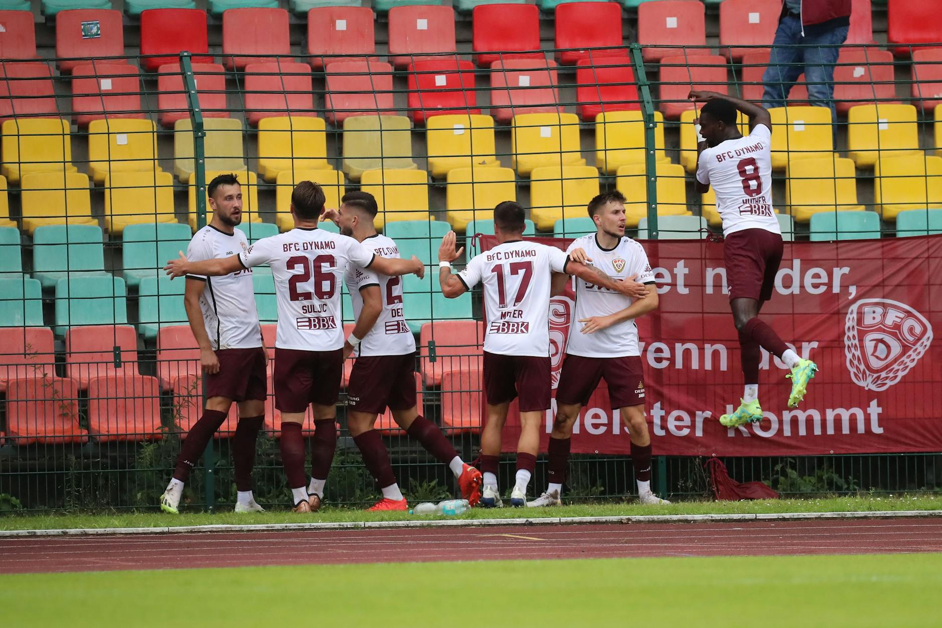 Die Klettereinlage von McMoordy Hüter (r.) beim Torjubel der Dynamos nach dem 1:0 wurde mit einem Platzverweis bestraft.