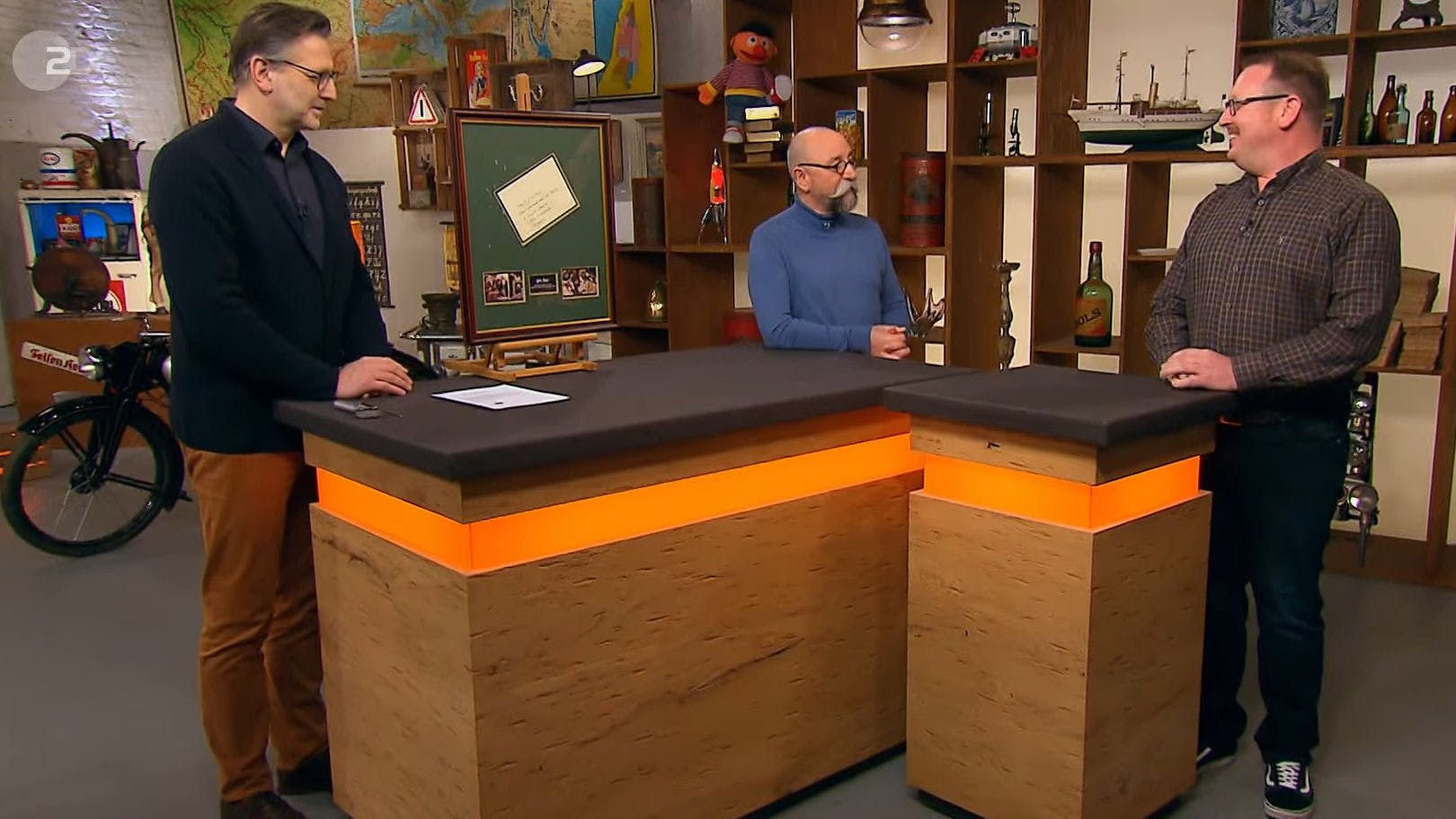 Harry-Potter-Fan Christian (re.) mit „Bares für Rares“-Moderator Horst Lichter und dem Experten Detlev Kümmel (li.).