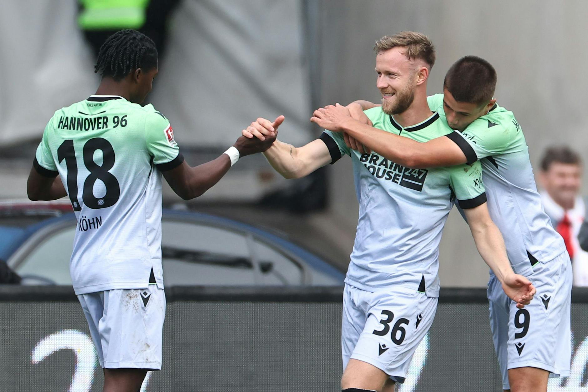 Cedric Teuchert (Mitte) traf für Hannover 96 doppelt in Nürnberg. Seine beiden Tore reichten den Niedersachsen trotzdem nicht zum Sieg.