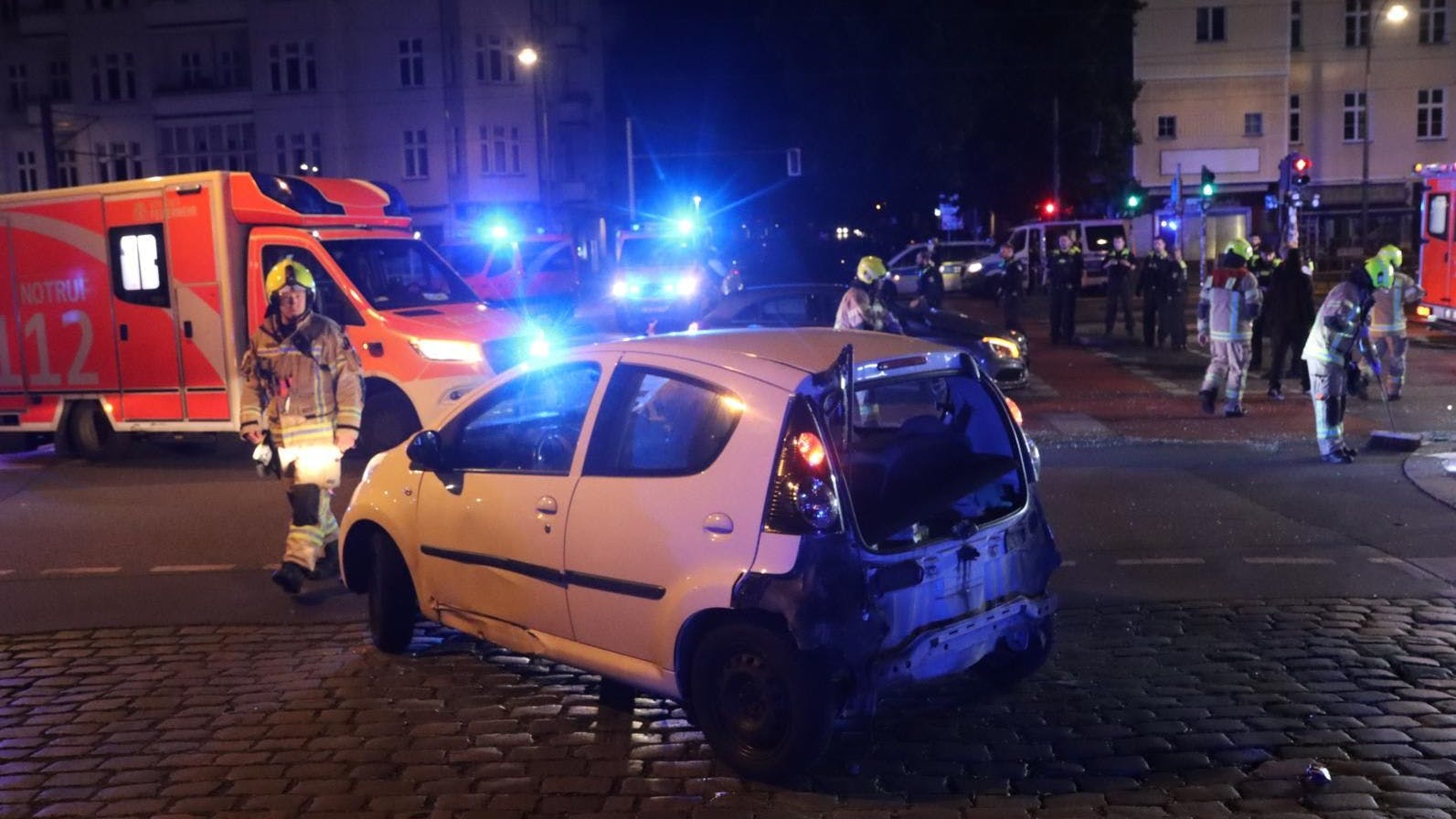 Einsatzkräfte der Berliner Feuerwehr am Unfallort.