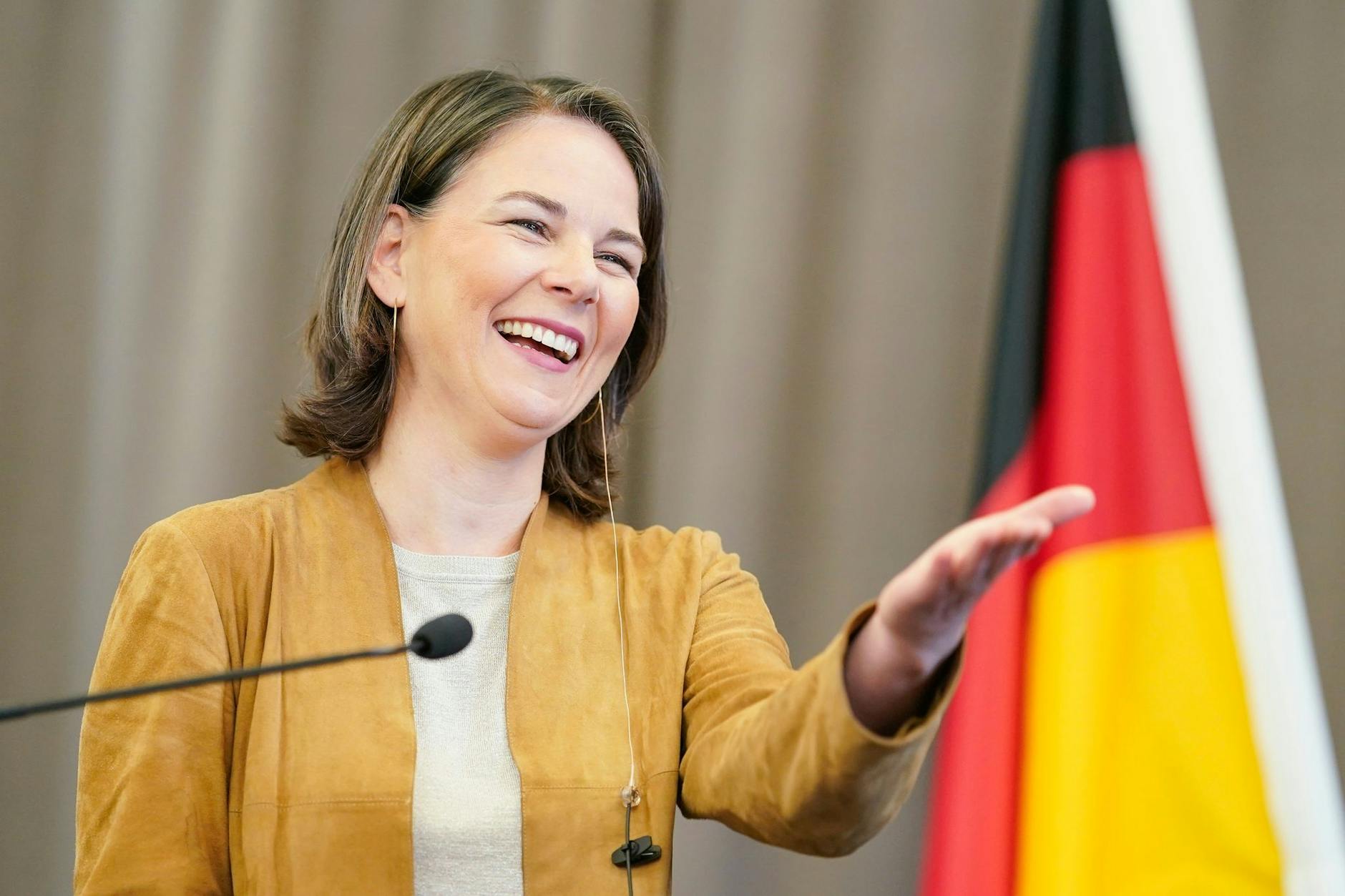 Aufgrund von Verwechslungsgefahr muss der Parodie-Account über die Bundesaußenministerin Annalena Baerbock (Bündnis 90/Die Grünen) als Satire gekennzeichnet werden.