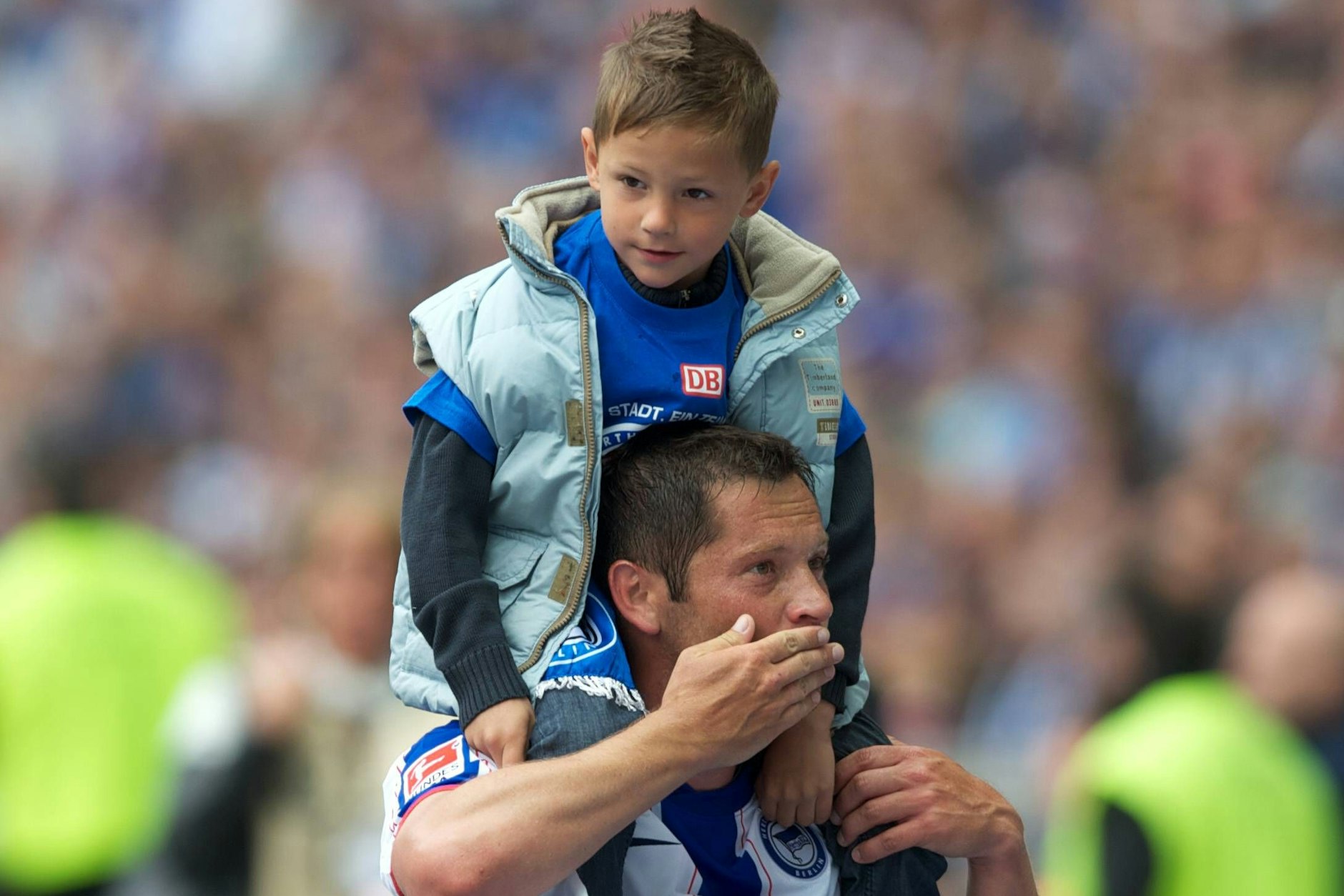 Pal Dardai dreht am 15. Mai 2011 seine Abschiedsrunde im Olympiastadion. Sohn Bence ist auf den Schultern dabei und hilft, die Emotionen im Zaum zu halten. Zwölf Jahre später lässt Papa Pal als Coach seine drei Söhne für Hertha ran.