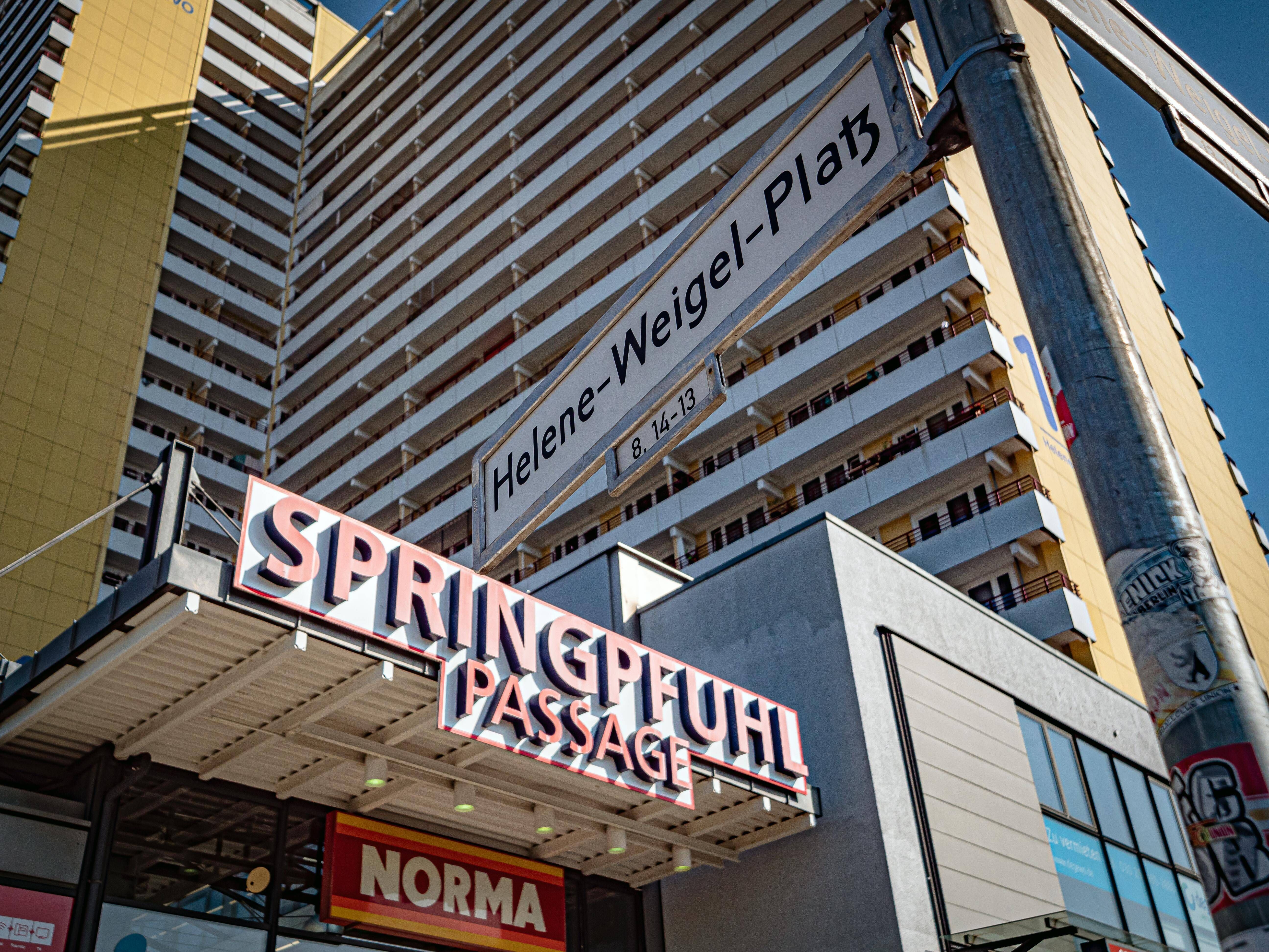 Mordversuch in Marzahn: Unbekannte Person wirft Pflasterstein aus Hochhaus