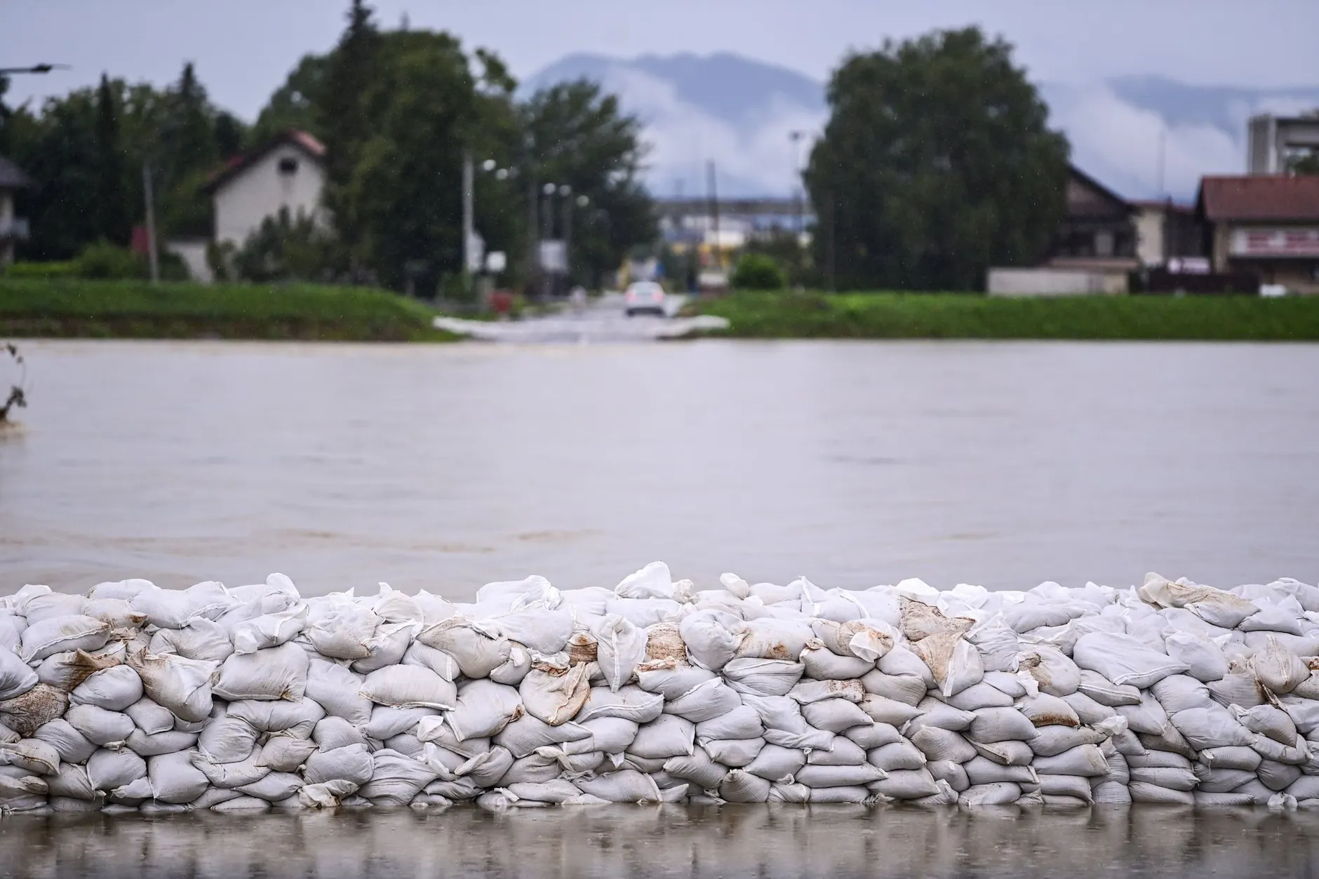 Gestapelte Sandsäcke sind im kroatischen Zabreb nach starken Regenfällen von Hochwasser umgeben.