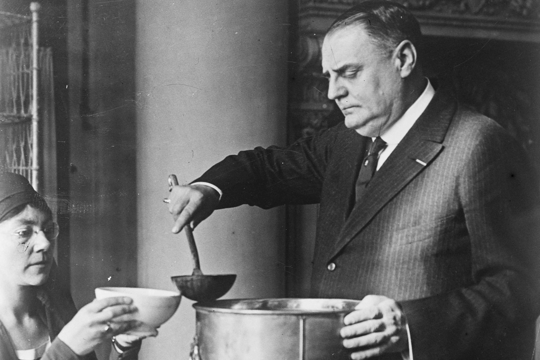 Oskar Tschirky, der Erfinder des Waldorfsalats, war im Waldorf-Astoria New York jahrelang Restaurantleiter.