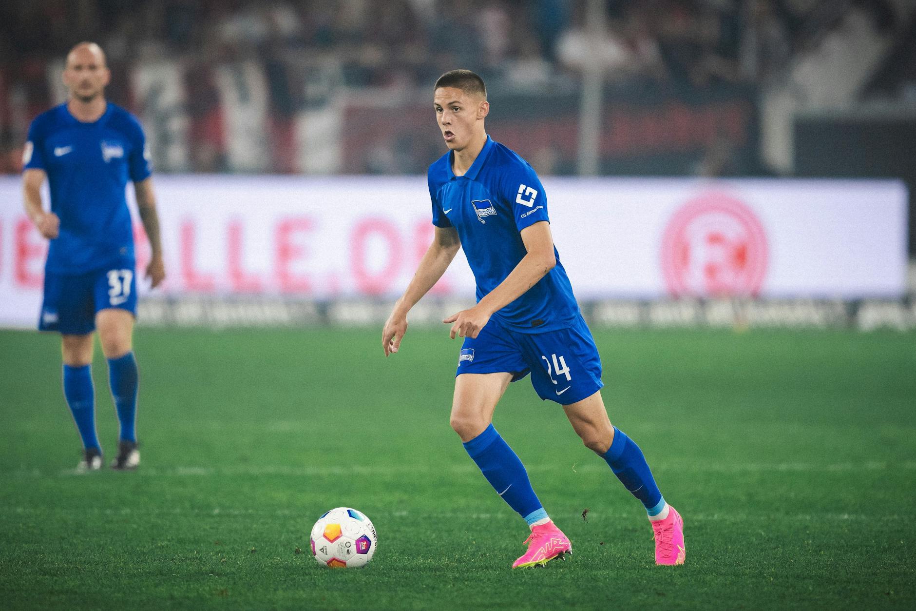 Bence Dardai feierte beim Spiel in Düsseldorf seine Premiere in einem Profispiel für Hertha BSC und sorgte für einen Eintrag seiner Familie in die Geschichtsbücher des deutschen Profifußballs.