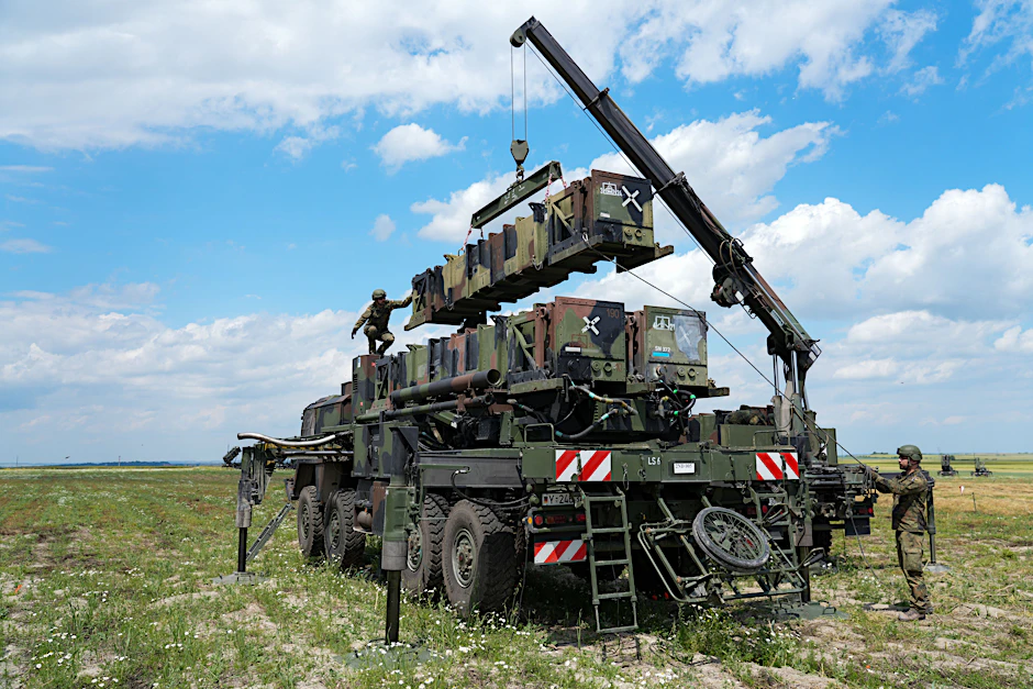 Polen, Zamosc: Soldaten verladen Geschosse für die aufgestellten Patriot-Systemen. 