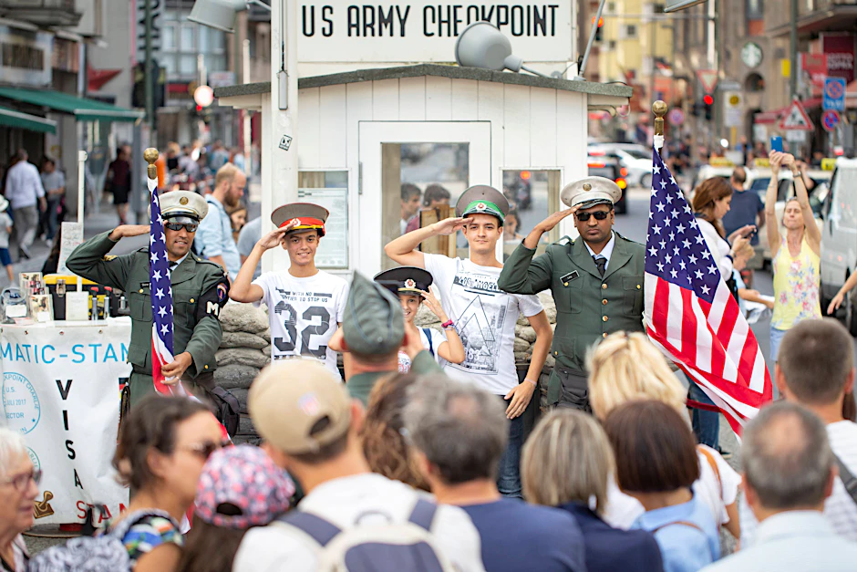 Mittlerweile sind die Soldatendarsteller am Checkpoint Charlie verboten, besser wurde es trotzdem nicht. Geschichte als Event, lieblos, uncharmant und unangemessen. Symptomatisch dafür, wie die Stadt mit ihrer Geschichte umgeht. Mittlerweile hat der Bezirk die Soldatendarsteller verboten, besser wurde es am Checkpoint Charlie trotzdem nicht.&nbsp;
