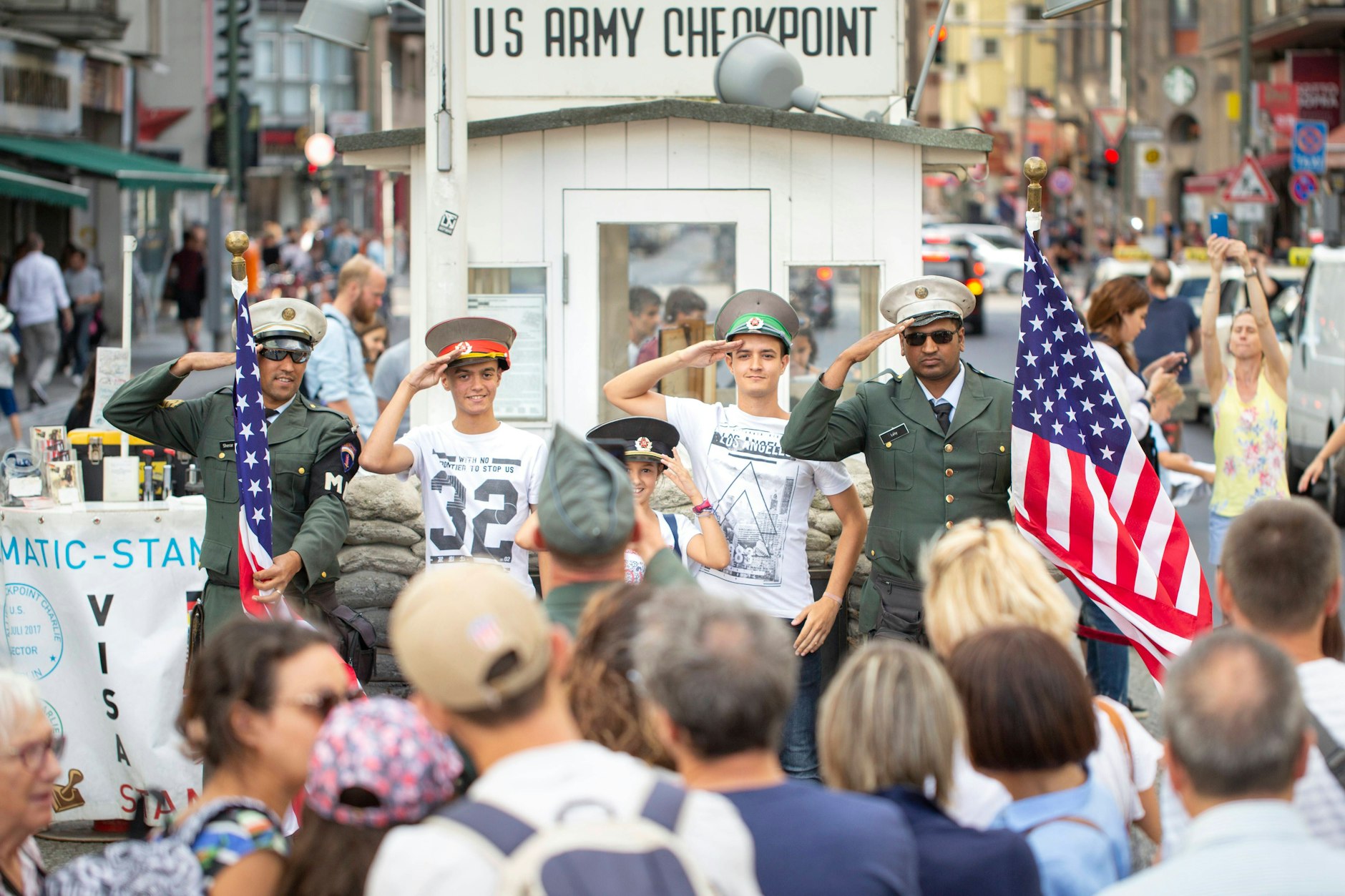 Mittlerweile sind die Soldatendarsteller am Checkpoint Charlie verboten, besser wurde es trotzdem nicht. Geschichte als Event, lieblos, uncharmant und unangemessen. Symptomatisch dafür, wie die Stadt mit ihrer Geschichte umgeht. Mittlerweile hat der Bezirk die Soldatendarsteller verboten, besser wurde es am Checkpoint Charlie trotzdem nicht.&nbsp;
