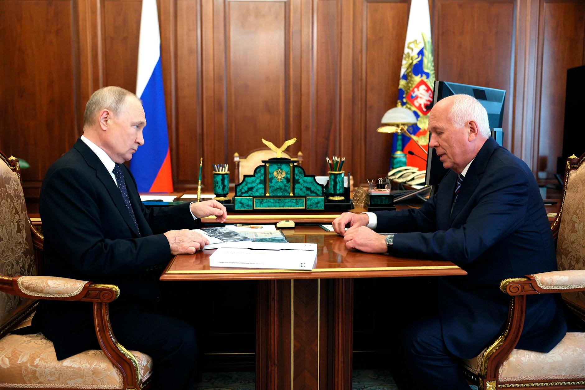Wladimir Putin empfängt am 7. August 2023 den Rostec-Chef Sergei Tschemesow in Moskau. 