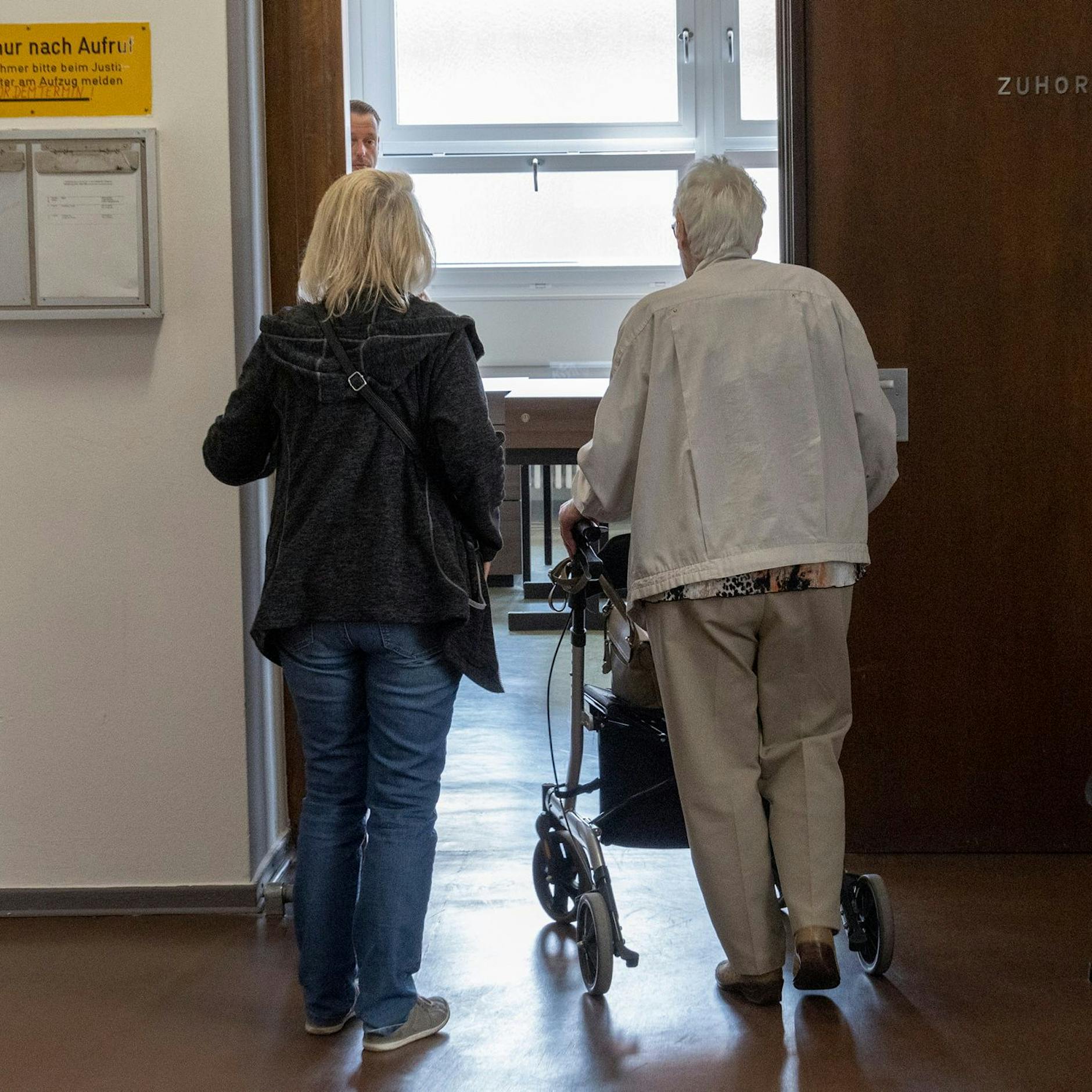 Miese Trickdiebe nehmen gehbehinderte Rentnerin (88) aus