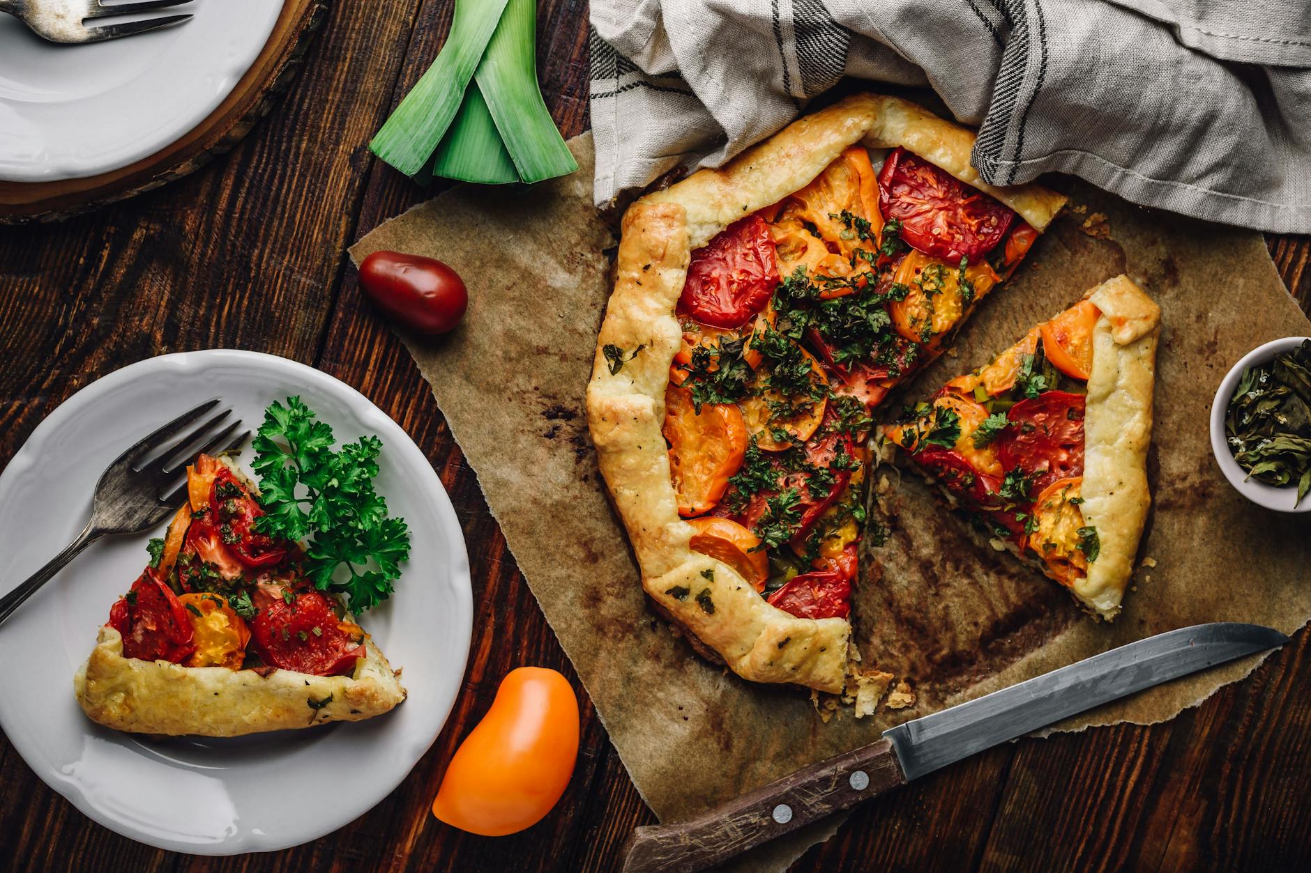 Tomaten-Galette ist voller Geschmack und lässt sich im Sommer super teilen.