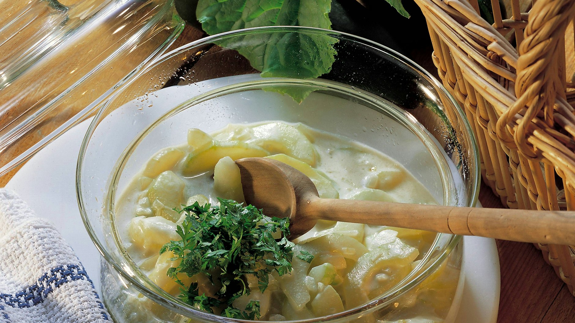 Schmorgurken haben Sie schon oft zubereitet. Dann probieren Sie doch mal dieses DDR-Rezept für gefüllte Schmorgurken aus.&nbsp;