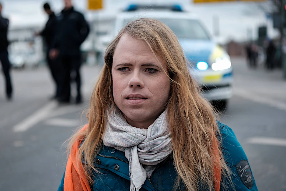 Die Aktivistin Penelope Frank ist an zahlreichen Aktionen der Letzten Generation in Berlin und Brandenburg beteiligt.