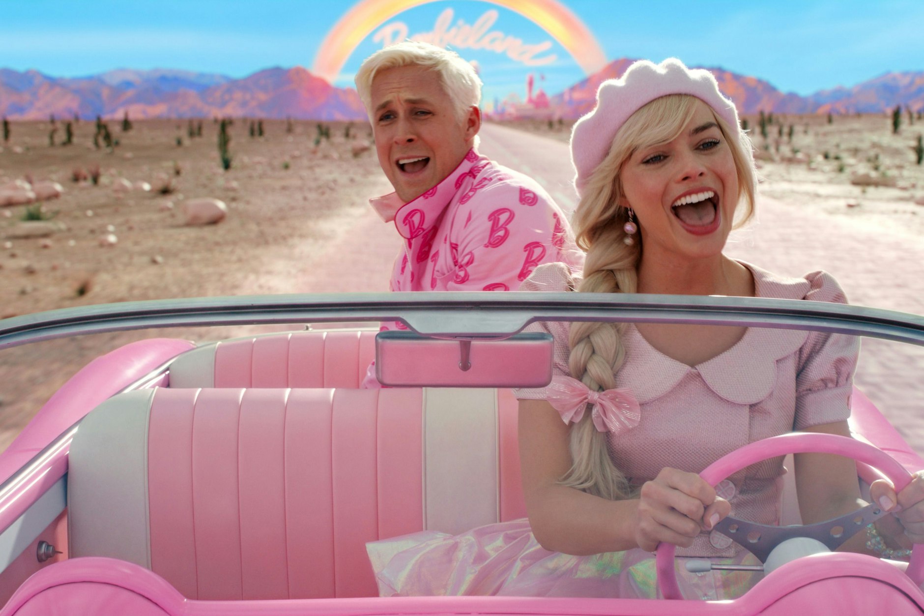 Ryan Gosling und Margot Robbie als Barbie und Ken im Kinofilm „Barbie“.