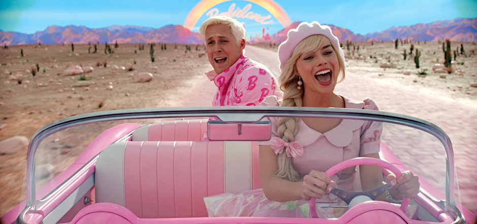 Ryan Gosling und Margot Robbie als Barbie und Ken im Kinofilm „Barbie“.