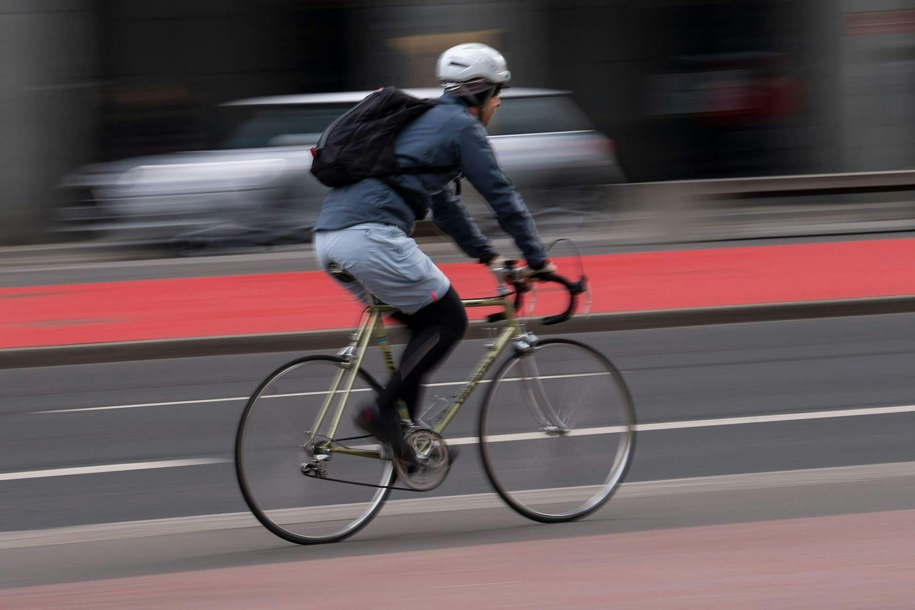 Ein Radfahrer unterwegs in Berlin. Durchgehende Routen sind selten – das soll sich ändern.