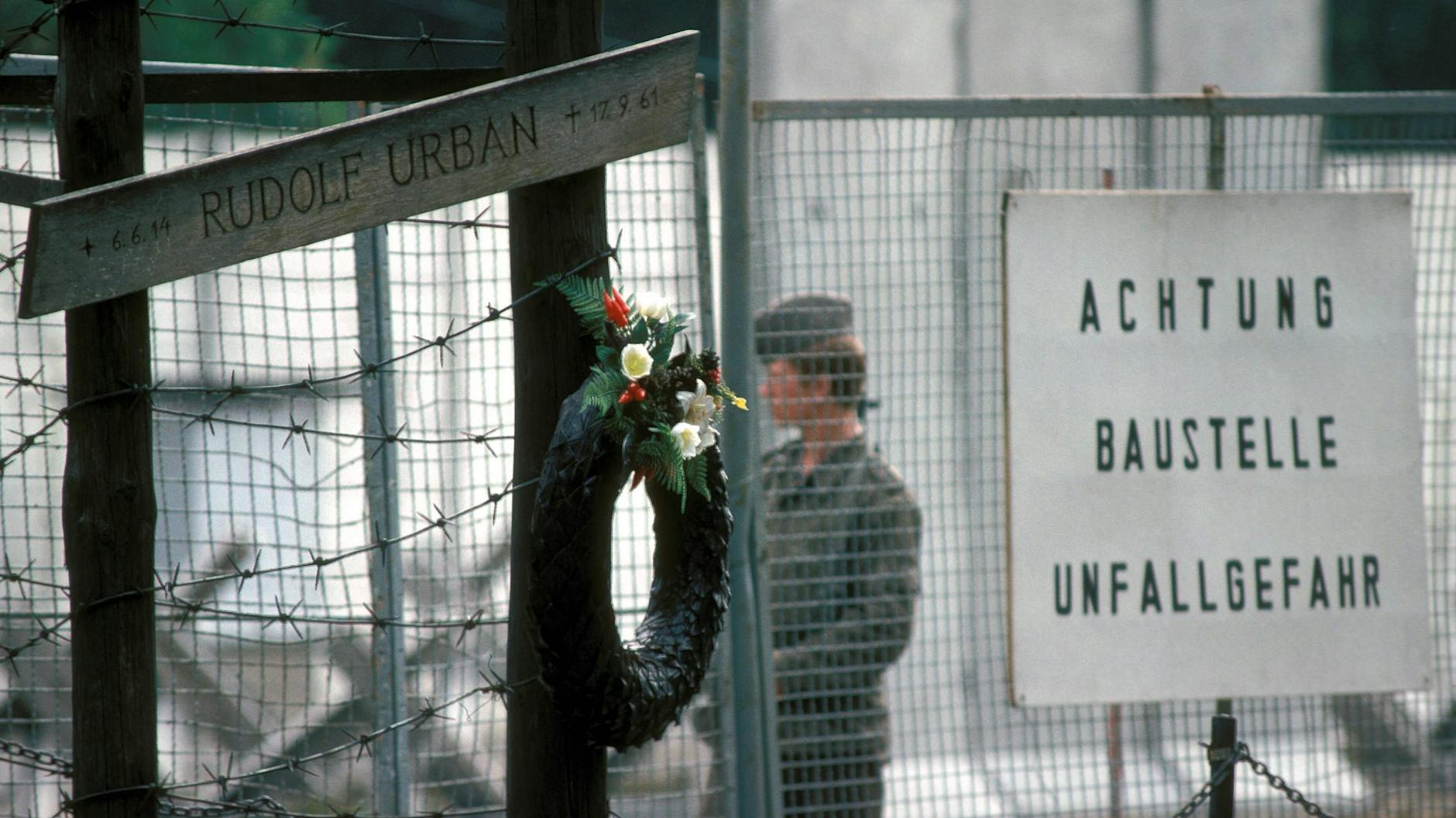Ein Grenzsoldat der DDR an der Stelle, an der am 12. September 1961 Rolf Urban ums Leben kam.