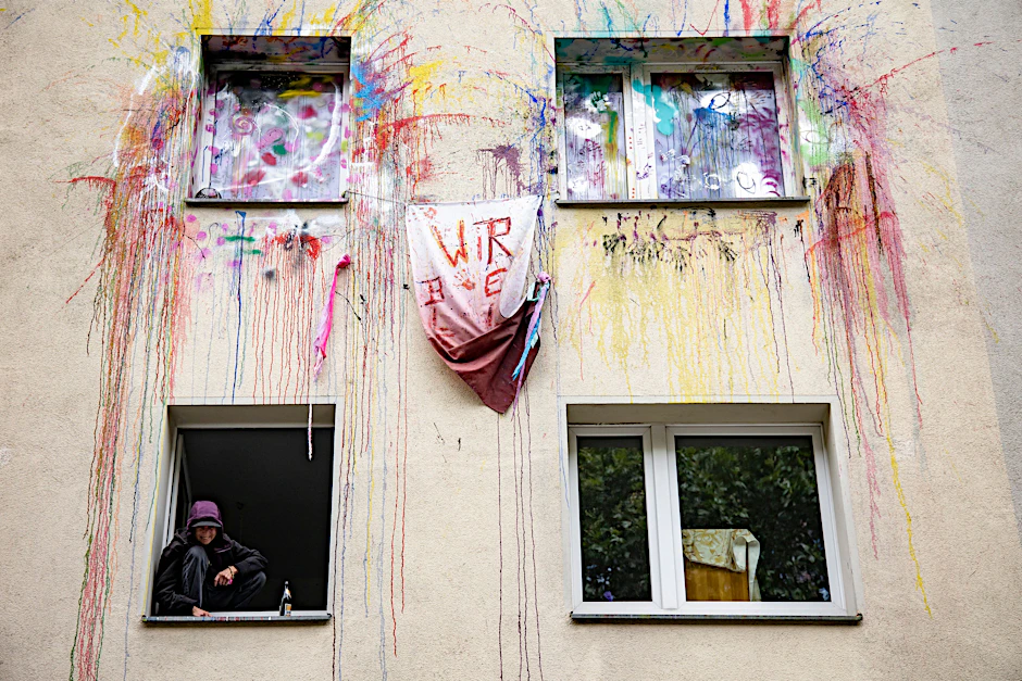 Seit anderthalb Jahren streiten sich Bewohner, Aktivistinnen, der Bezirk und die Eigentümerin um den Gebäudekomplex in der Habersaathstraße in Berlin-Mitte.