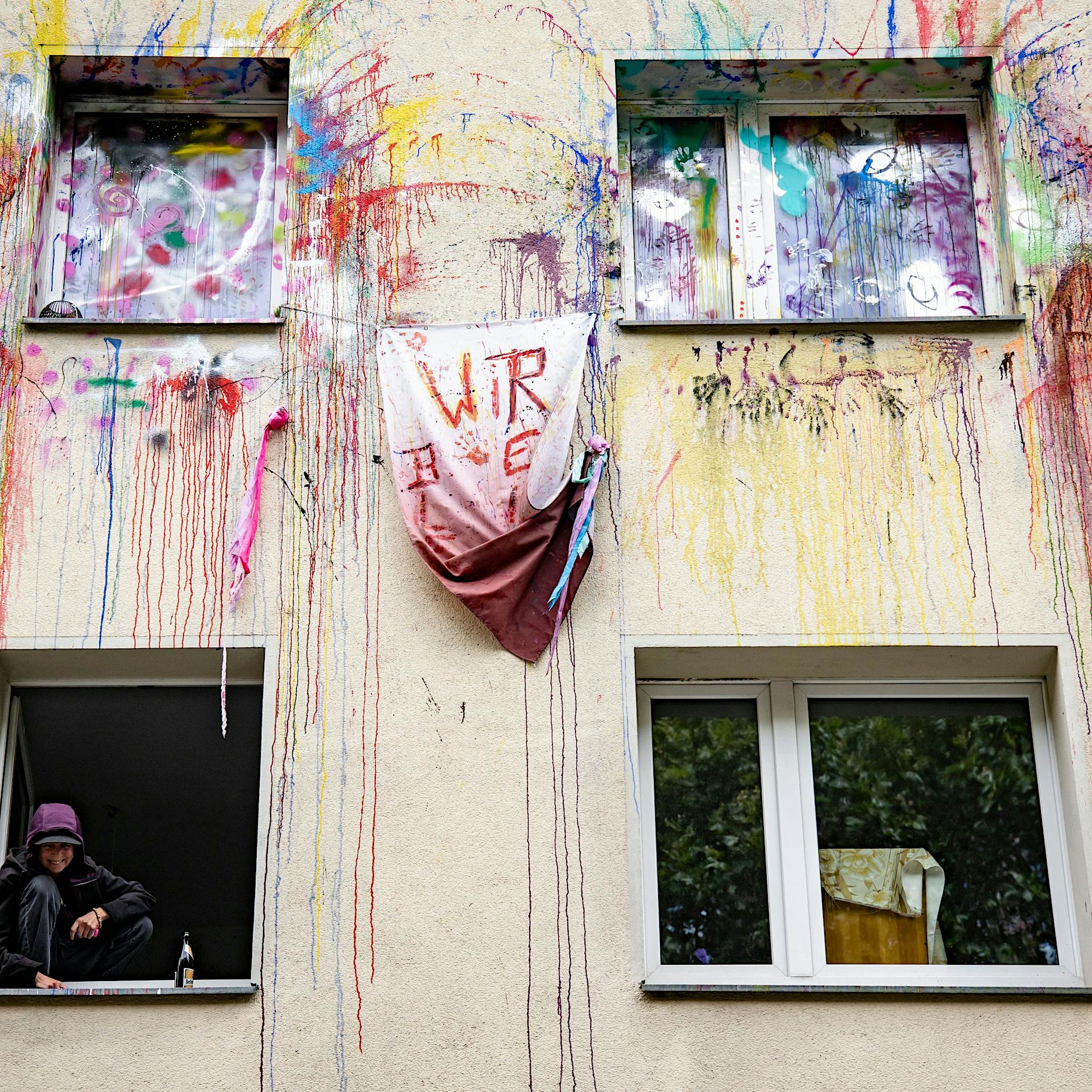 Zertrümmerte Badewannen und Türen: Investoren greifen gegen Bewohner in Berlin-Mitte durch