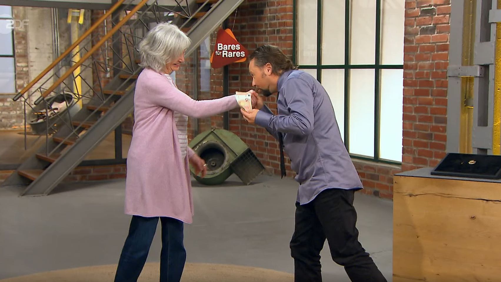 Geld und Handkuss von „Bares für Rares“-Händler Wolfgang Pauritsch für die Verkäuferin Petra aus List/Sylt.