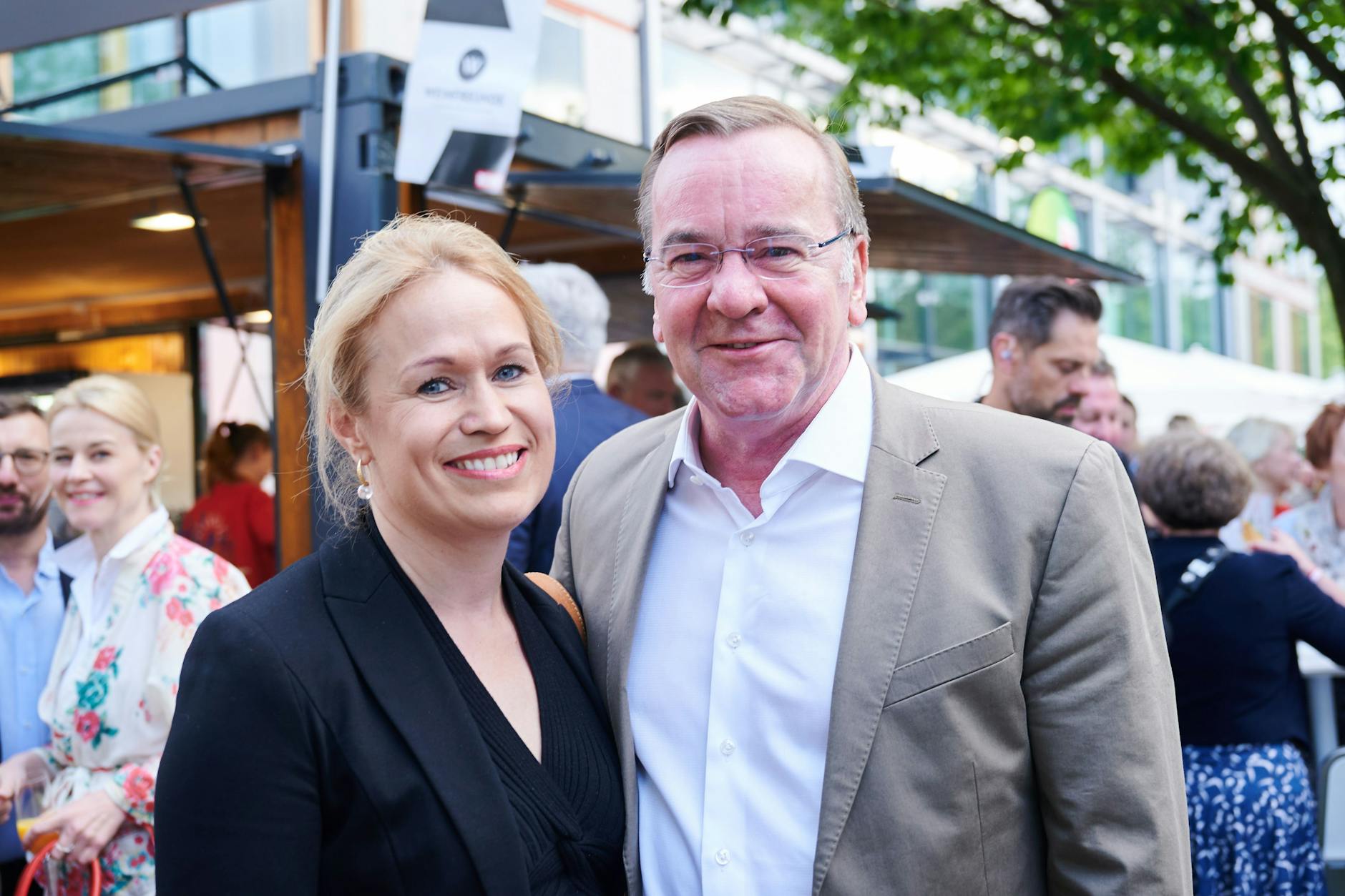 Boris Pistorius (SPD), Bundesminister der Verteidigung, im Juli dieses Jahres mit seiner Partnerin Julia Schwanholz beim Sommerfest der niedersächsischen Landesregierung in der Vertretung des Landes Niedersachsen in Berlin