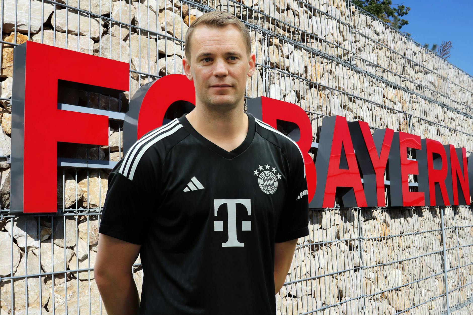 Er sah auch schon mal glücklicher aus. Bayerns Torwart Manuel Neuer musste nochmal wegen seines gebrochenen Beines in die Klinik.