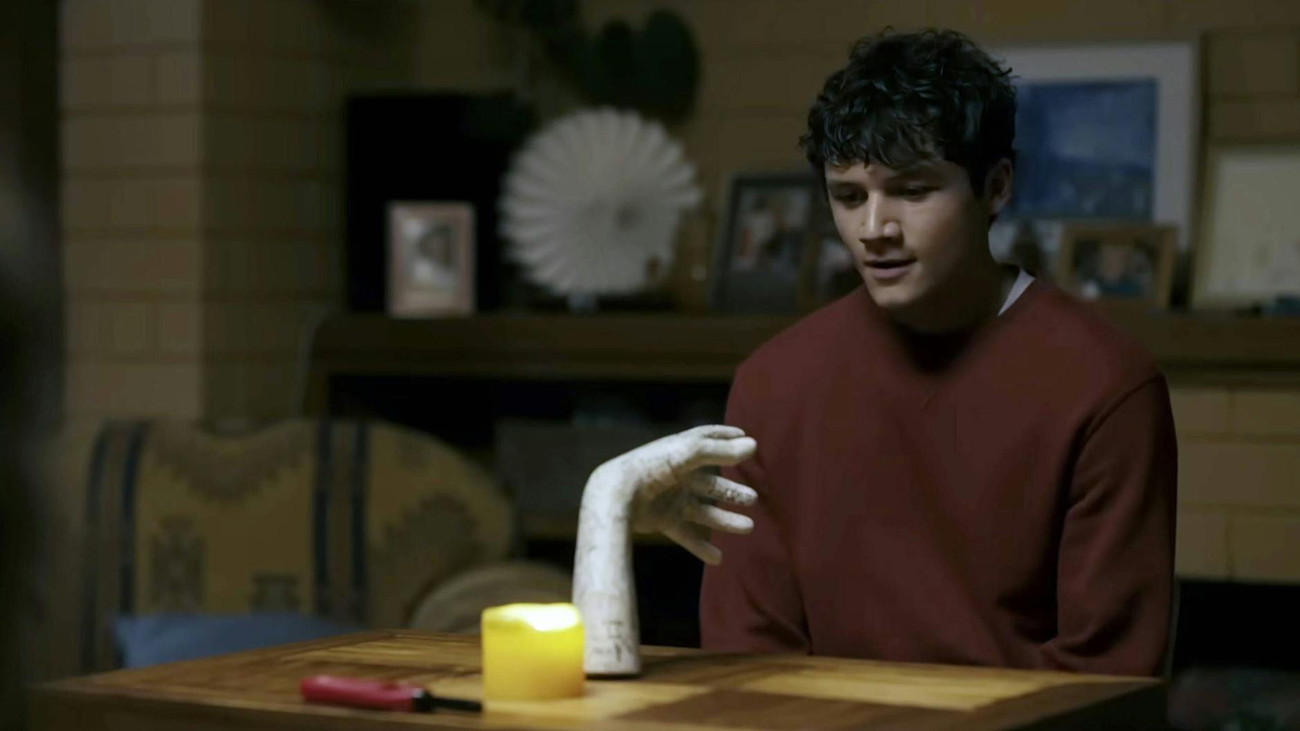 Auch Daniel (Otis Dhanji) will über die Hand Kontakt zum Jenseits aufnehmen - was danach geschieht, erfahren die Zuschauer in „Talk to Me“.