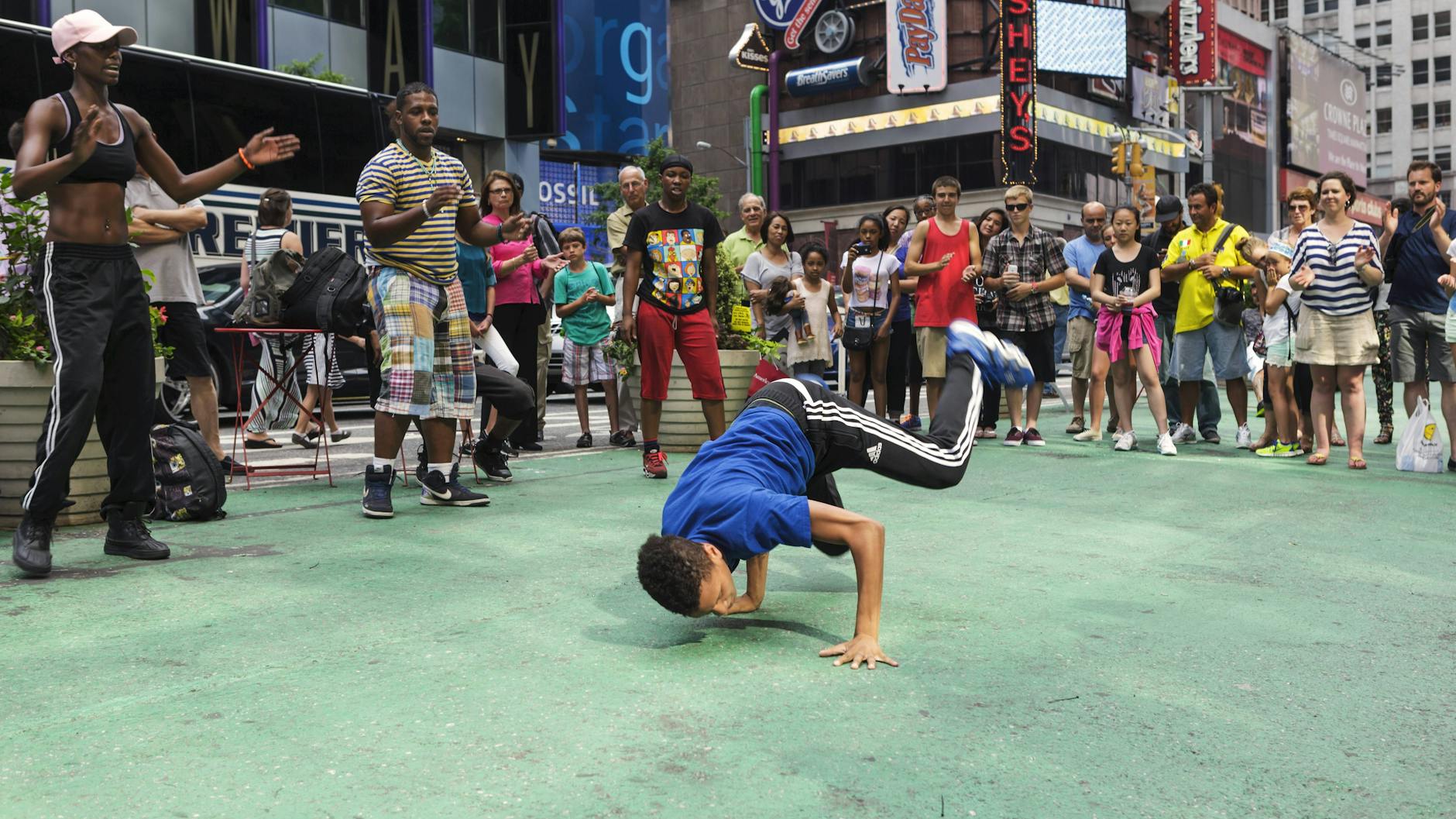 Streetdance-Aufführung am Times Square in New York City: Der Hip-Hop Sound aus den Straßen der Bronx bekam schnell auch einen eigenen Tanzstil.