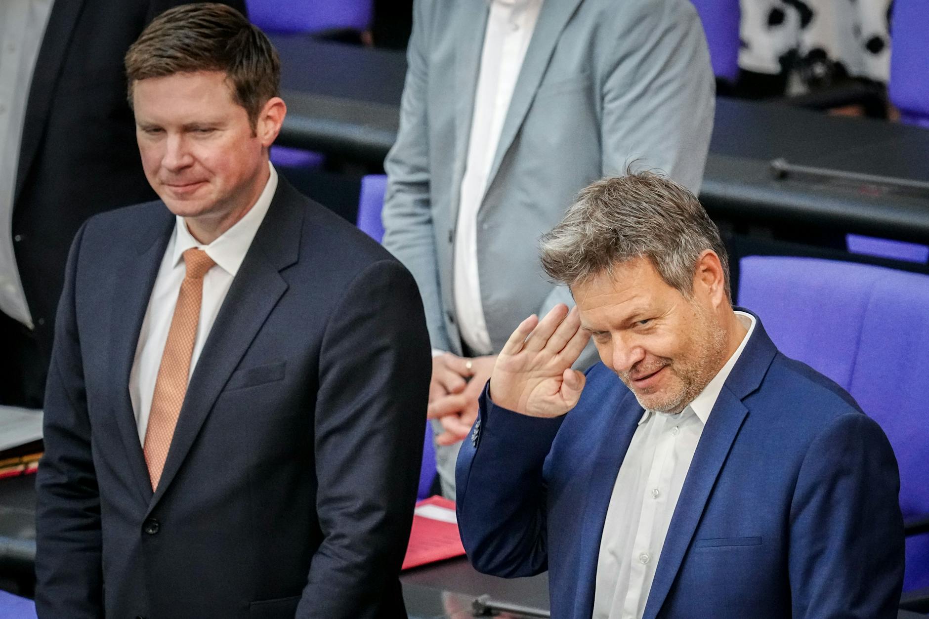 Robert Habeck, Bundesminister für Wirtschaft und Klimaschutz, nimmt am 7. Juli neben Florian Toncar (FDP) an der letzten Sitzung des Bundestags vor der Sommerpause teil. Es geht um das Heizungsgesetz.