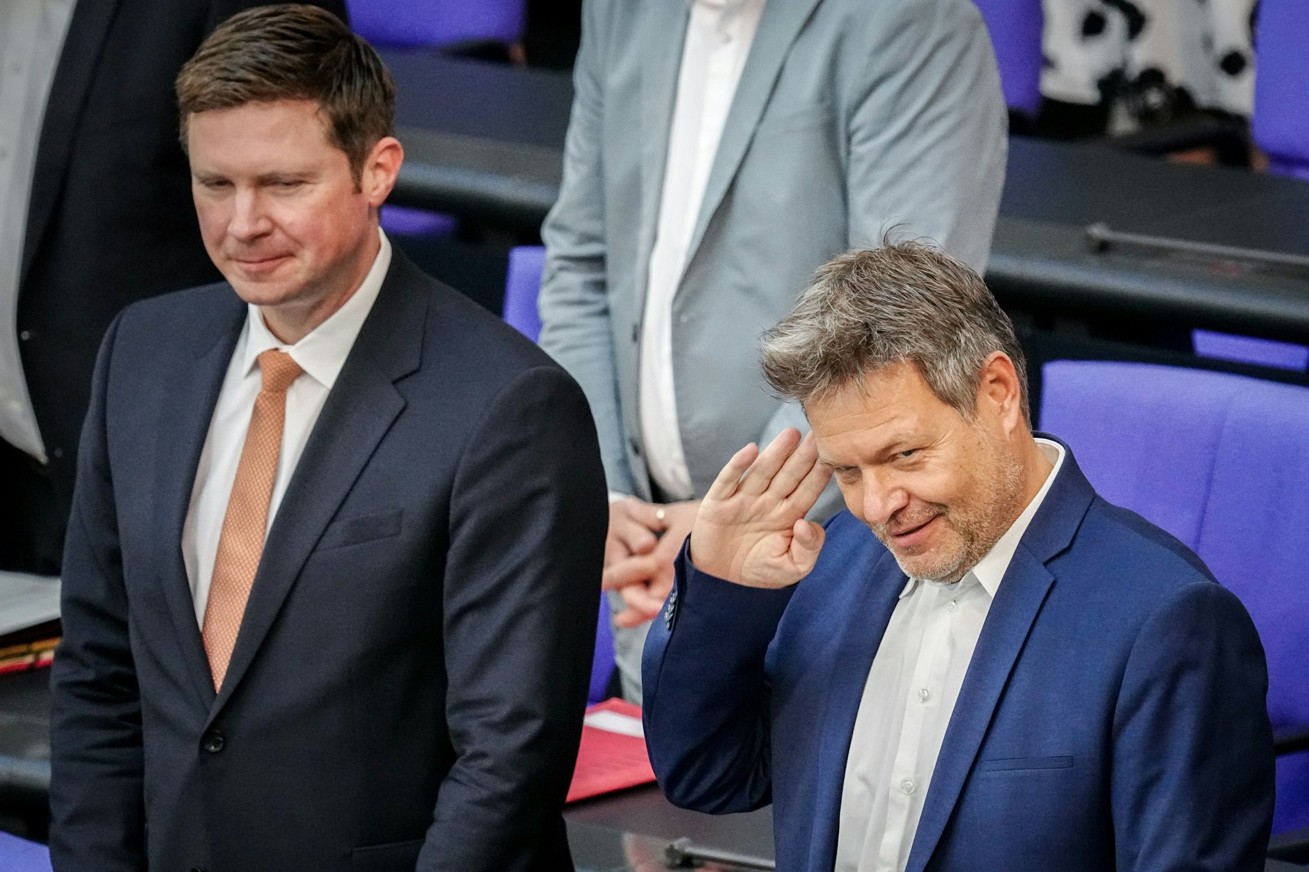 Robert Habeck, Bundesminister für Wirtschaft und Klimaschutz, nimmt am 7. Juli neben Florian Toncar (FDP) an der letzten Sitzung des Bundestags vor der Sommerpause teil. Es geht um das Heizungsgesetz.