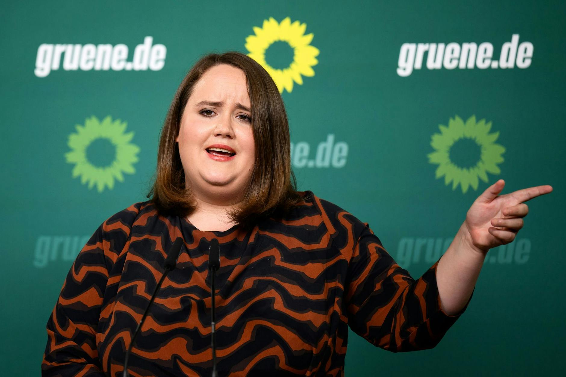 Es gehe darum, Deutschlands wirtschaftliches Fundament zu verteidigen, sagt die Grünen-Chefin Ricarda Lang. Aber wie?