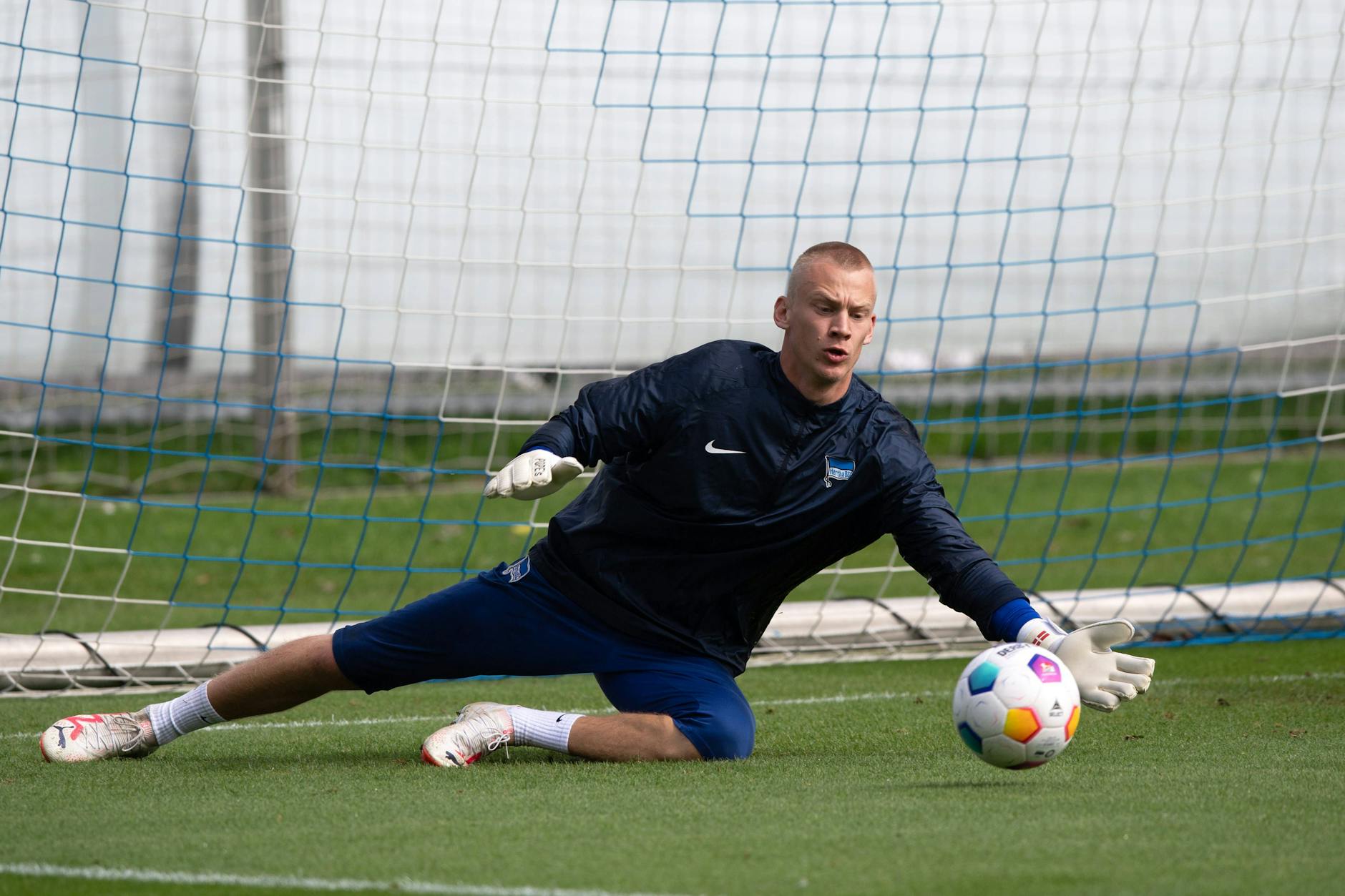 Oliver Christensen machte Dienstag sein letztes Training bei Hertha BSC. Jetzt unterschreibt der Torwart beim AC Florenz.