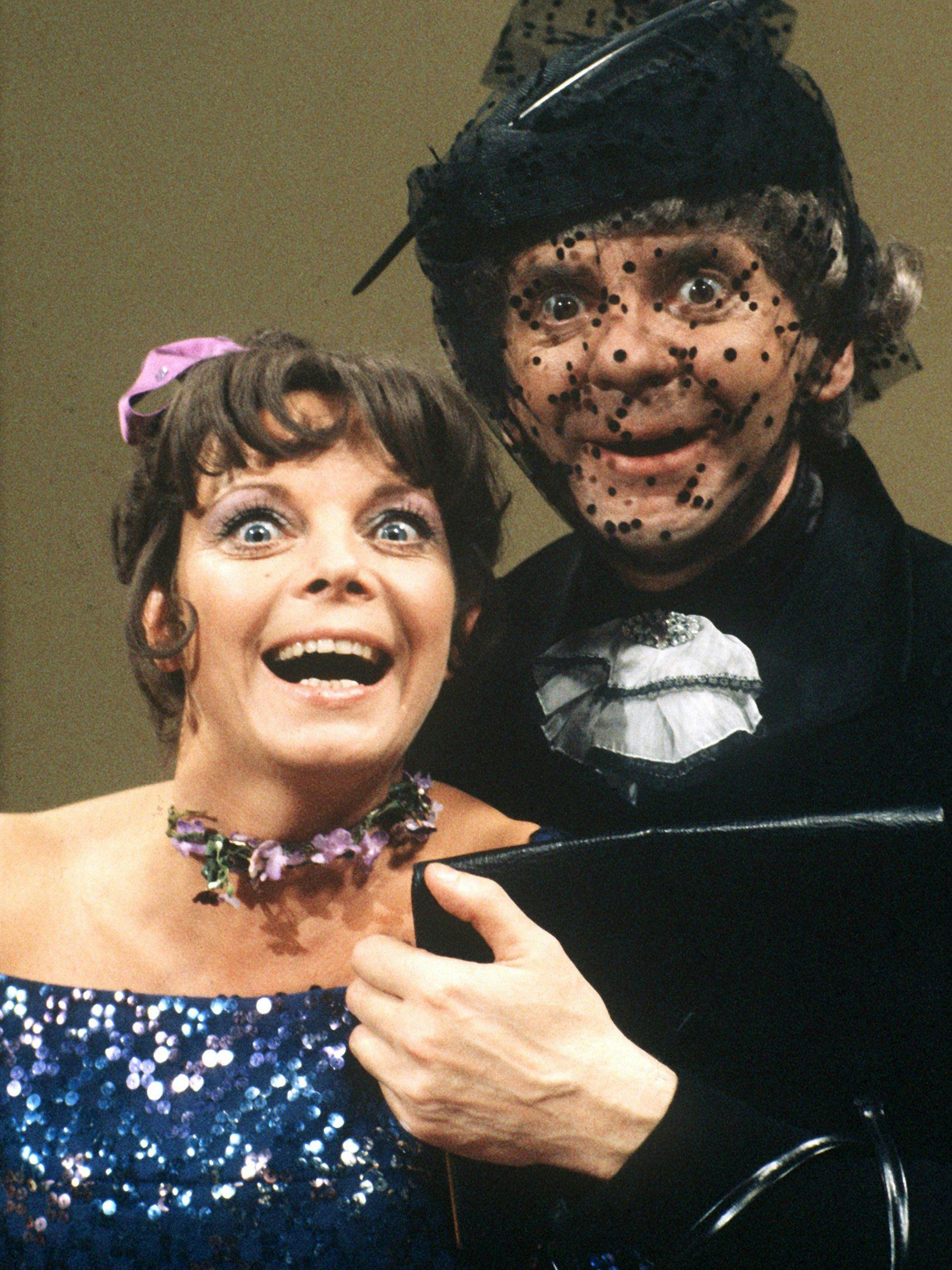 Grit Boettcher und Harald Juhnke in einer Szene der Serie „Ein verrücktes Paar“.