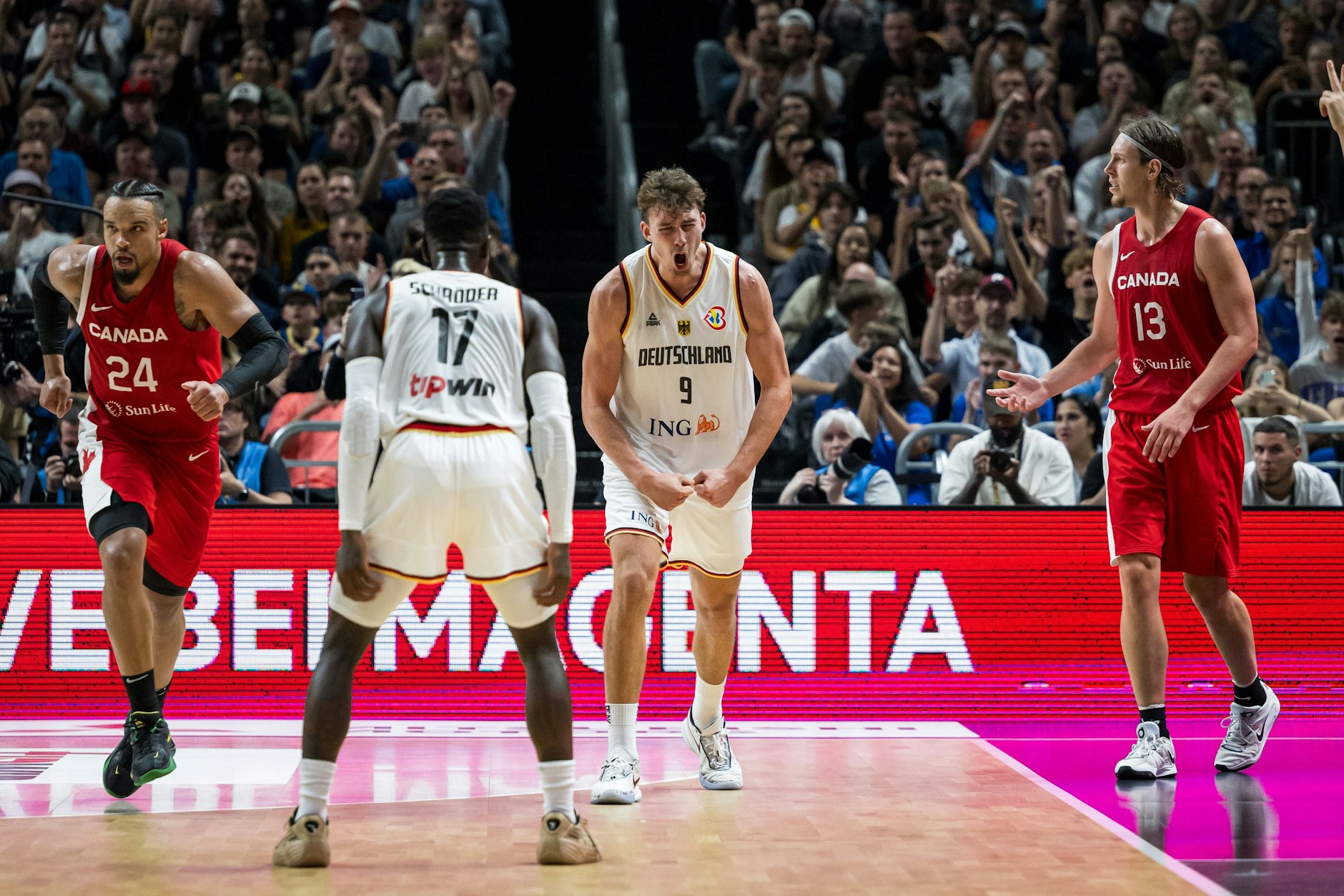 Dennis Schröder (2.v.l.) und Franz Wagner (2.v.r.) waren beim Sieg der deutschen Basketballer gegen Kanada zwei der auffälligsten Spieler.