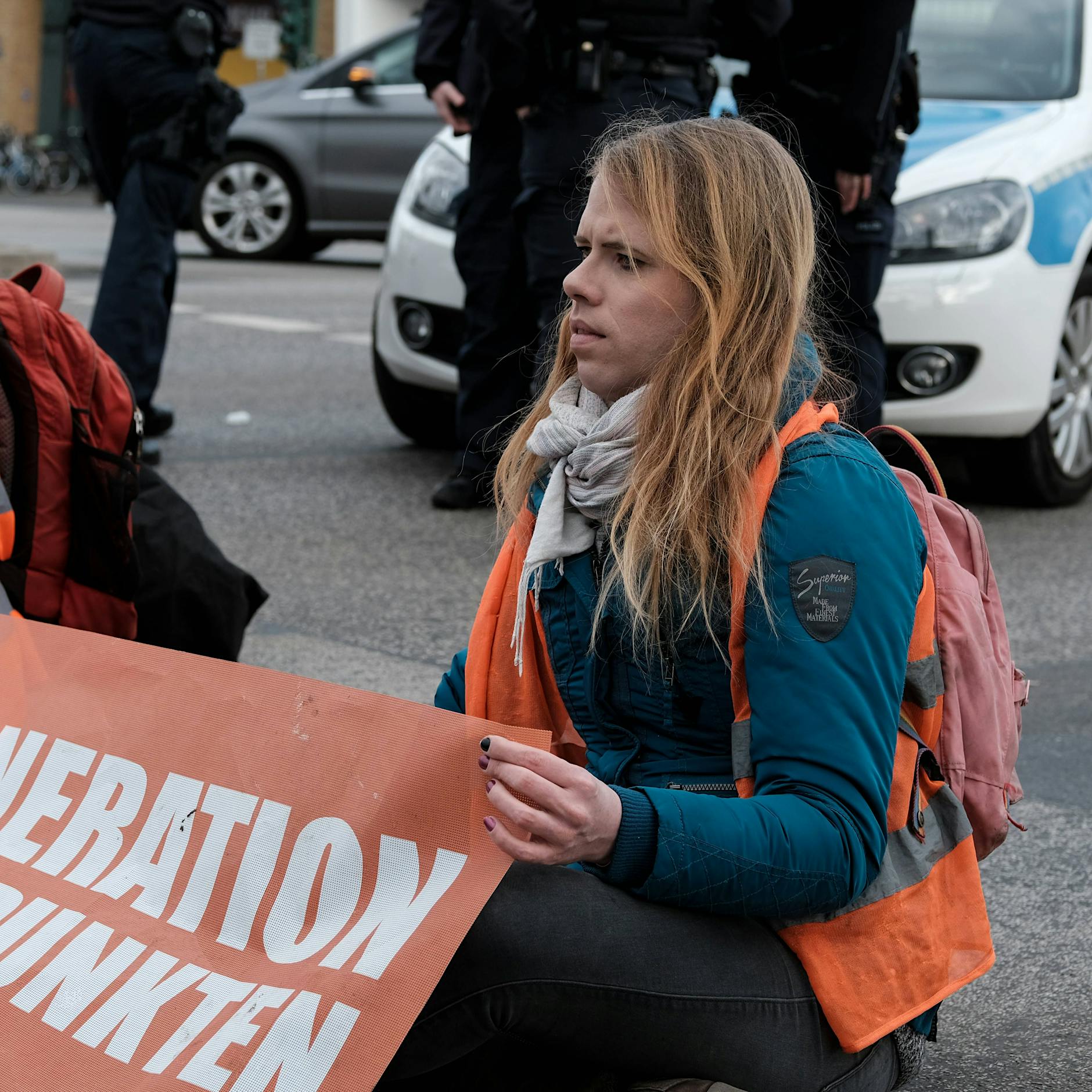 Nach Blockaden am BER: Klima-Kleberin hat Angst vorm Männerknast