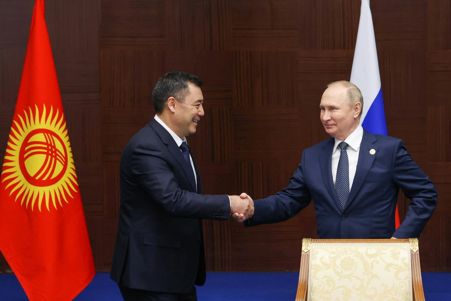 Wladimir Putin (r.) trifft Kirgisistans Präsidenten Sadyr Dschaparow im Oktober 2022 in der kasachischen Hauptstadt Astana.