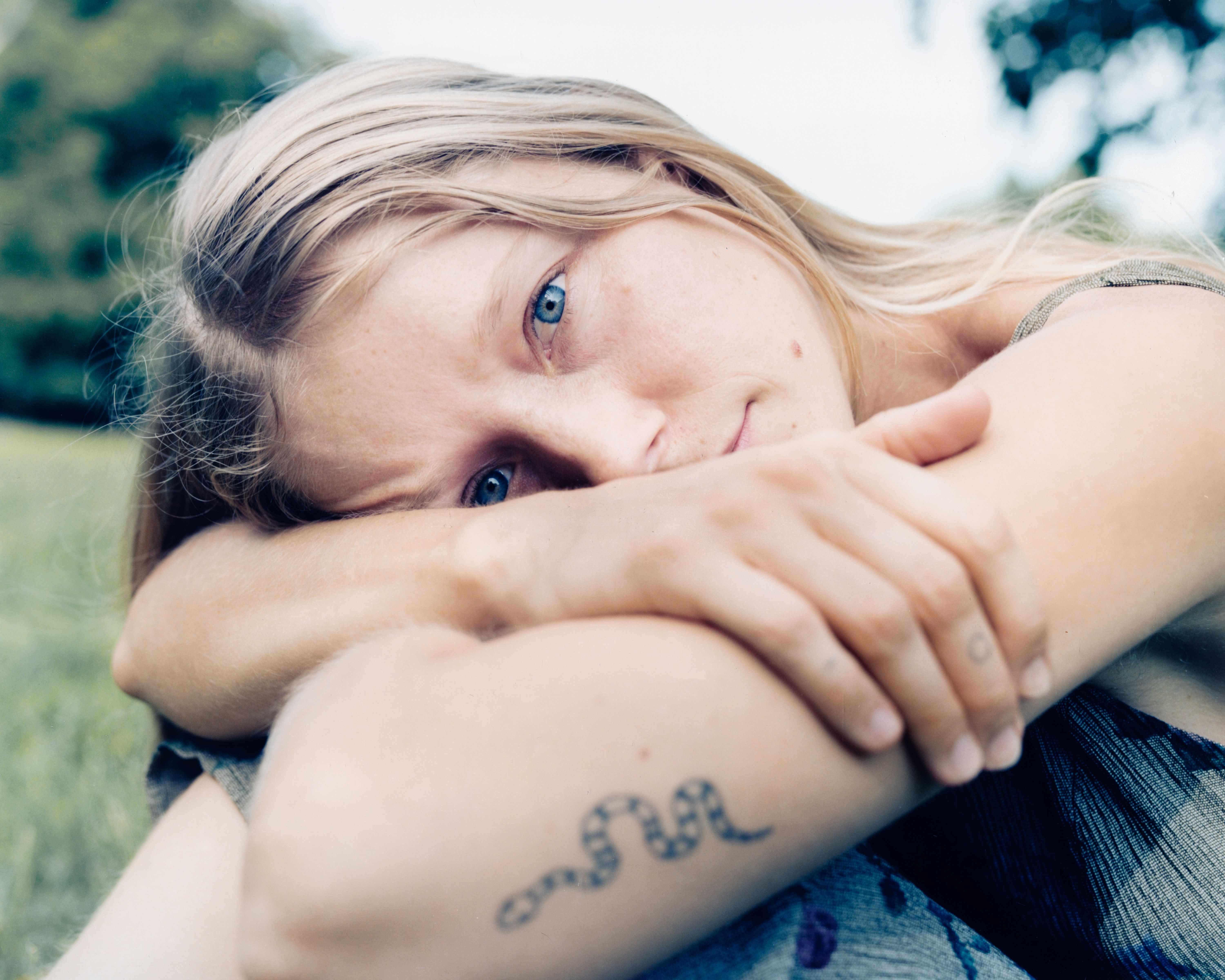 Alice Phoebe Lou, ein Berliner Pop-Märchen – Von der Warschauer Brücke zur Weltkarriere