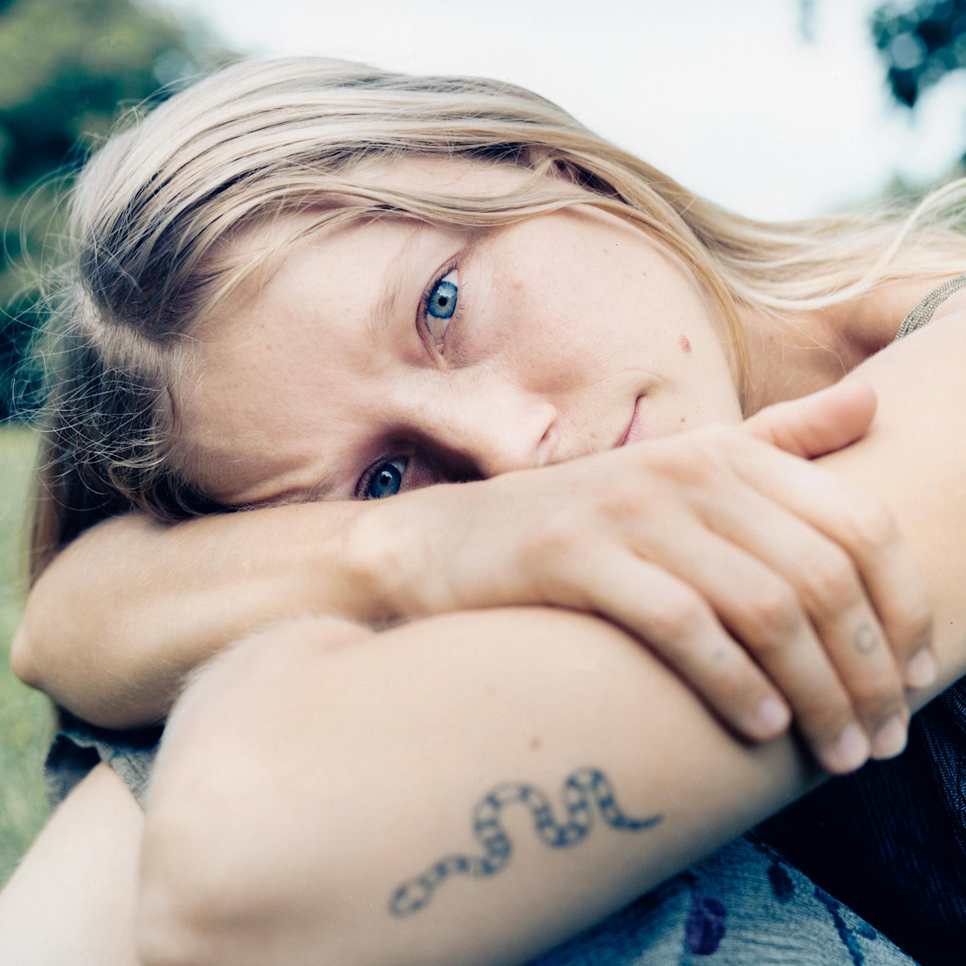 Alice Phoebe Lou, ein Berliner Pop-Märchen – Von der Warschauer Brücke zur Weltkarriere