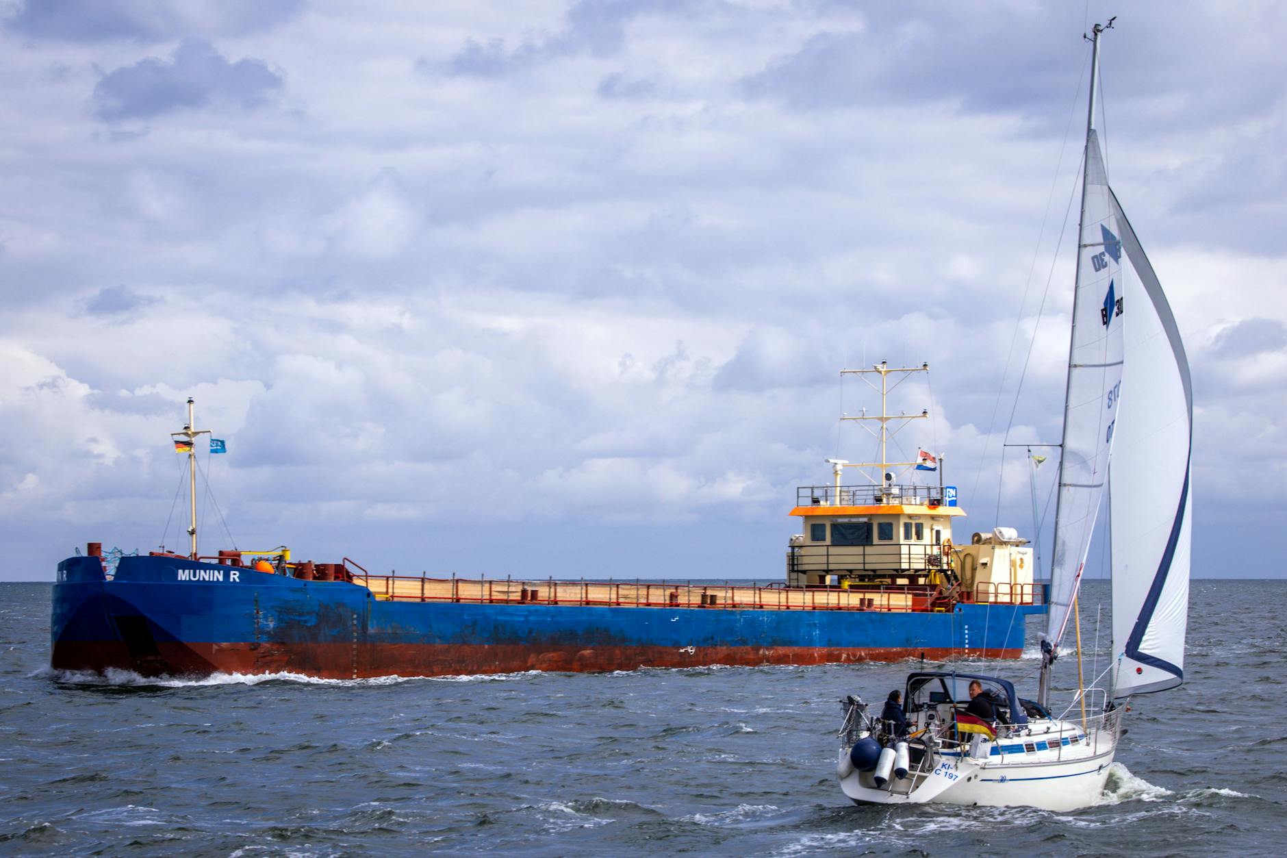 In Vorbereitung für den Bau des umstrittenen Terminals für Flüssigerdgas (LNG) auf der Insel Rügen haben Baggerarbeiten auf See begonnen.