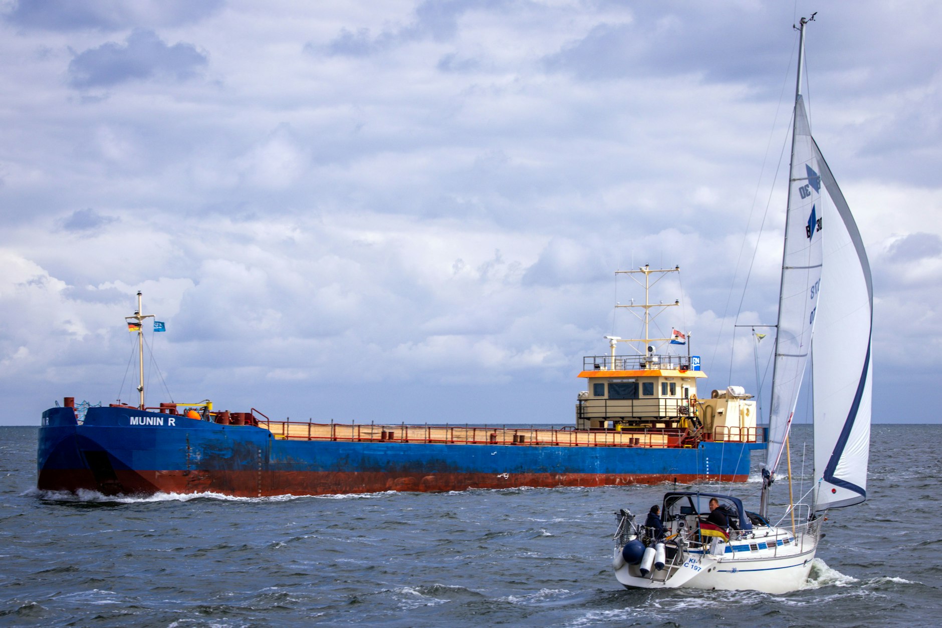 In Vorbereitung für den Bau des umstrittenen Terminals für Flüssigerdgas (LNG) auf der Insel Rügen haben Baggerarbeiten auf See begonnen.