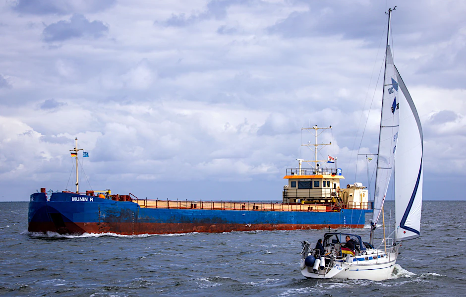 In Vorbereitung für den Bau des umstrittenen Terminals für Flüssigerdgas (LNG) auf der Insel Rügen haben Baggerarbeiten auf See begonnen.