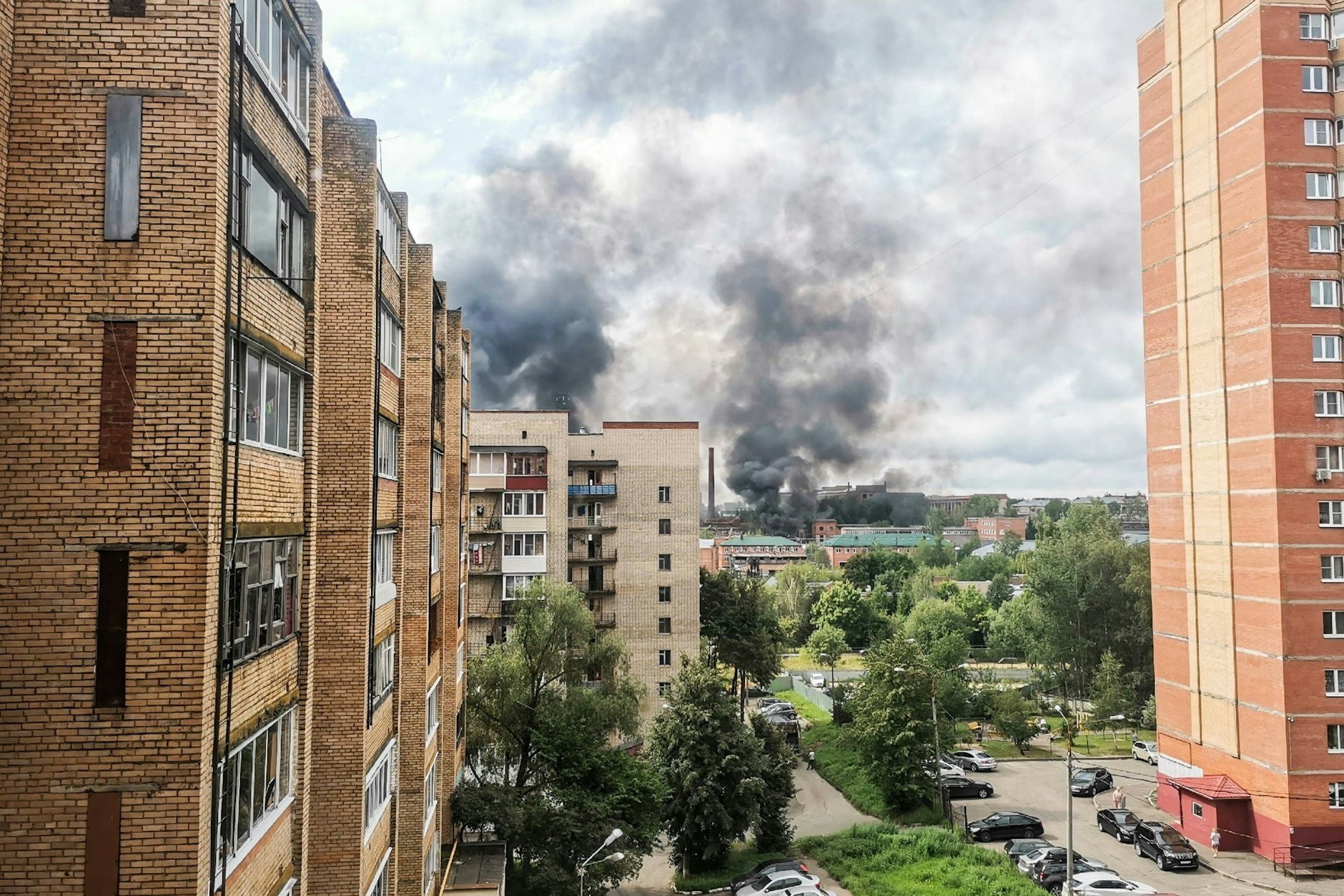 Nach einer schweren Explosion in der russischen Stadt Sergijew Possad steigt Rauch auf.