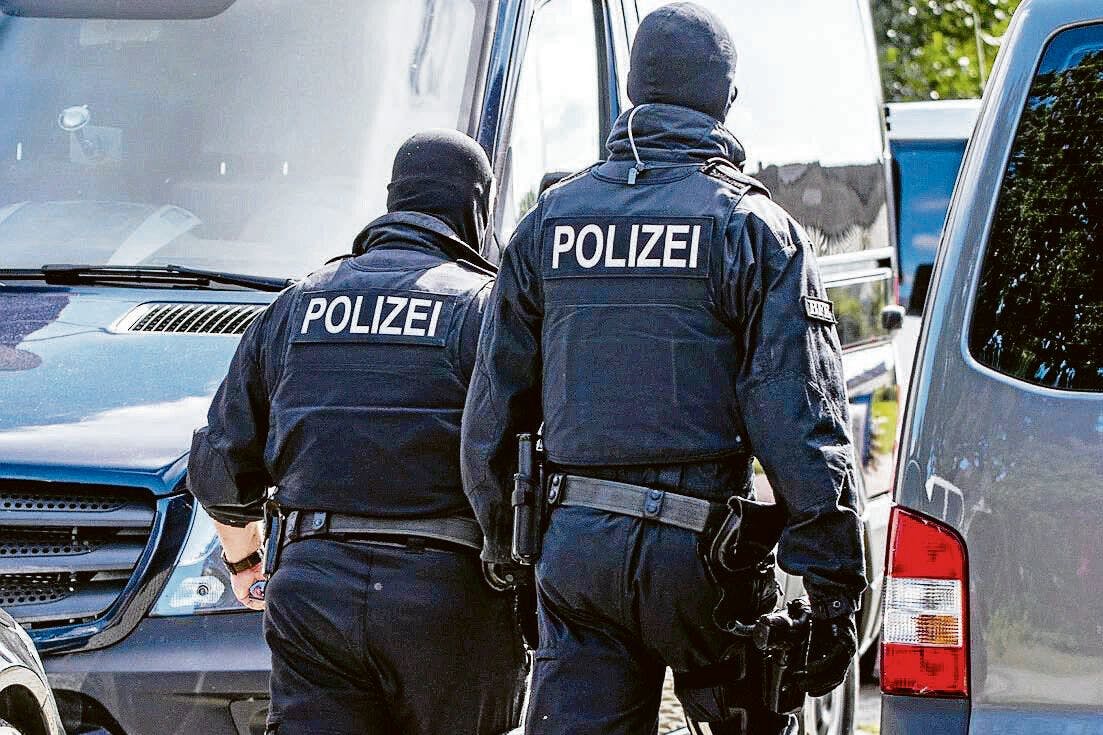 Beamte des BKA bei einer Razzia (Symbolbild) 