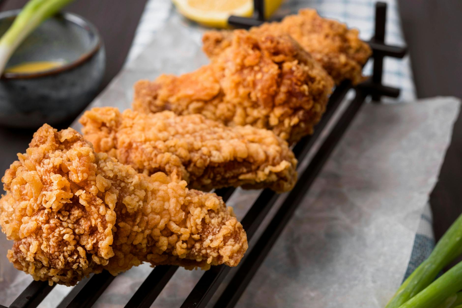 Fried Chicken schmeckt am besten, wenn es frisch frittiert und noch knusprig ist.