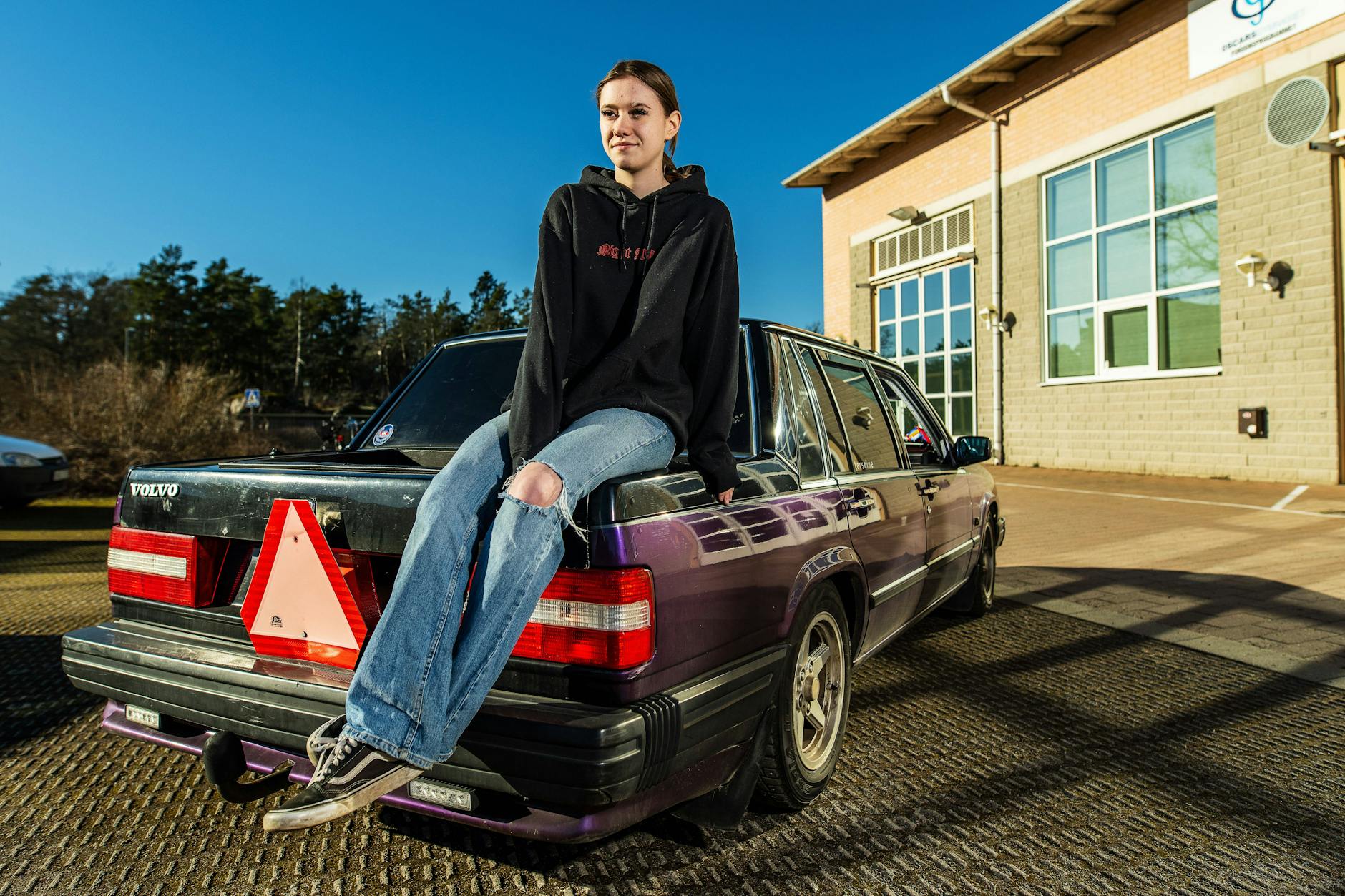 Schwedische Jugendliche sind stolz auf ihre Vehikel, wie hier Nova Sjödin in Oskarshamn mit ihrem A-Traktor-Volvo. 
