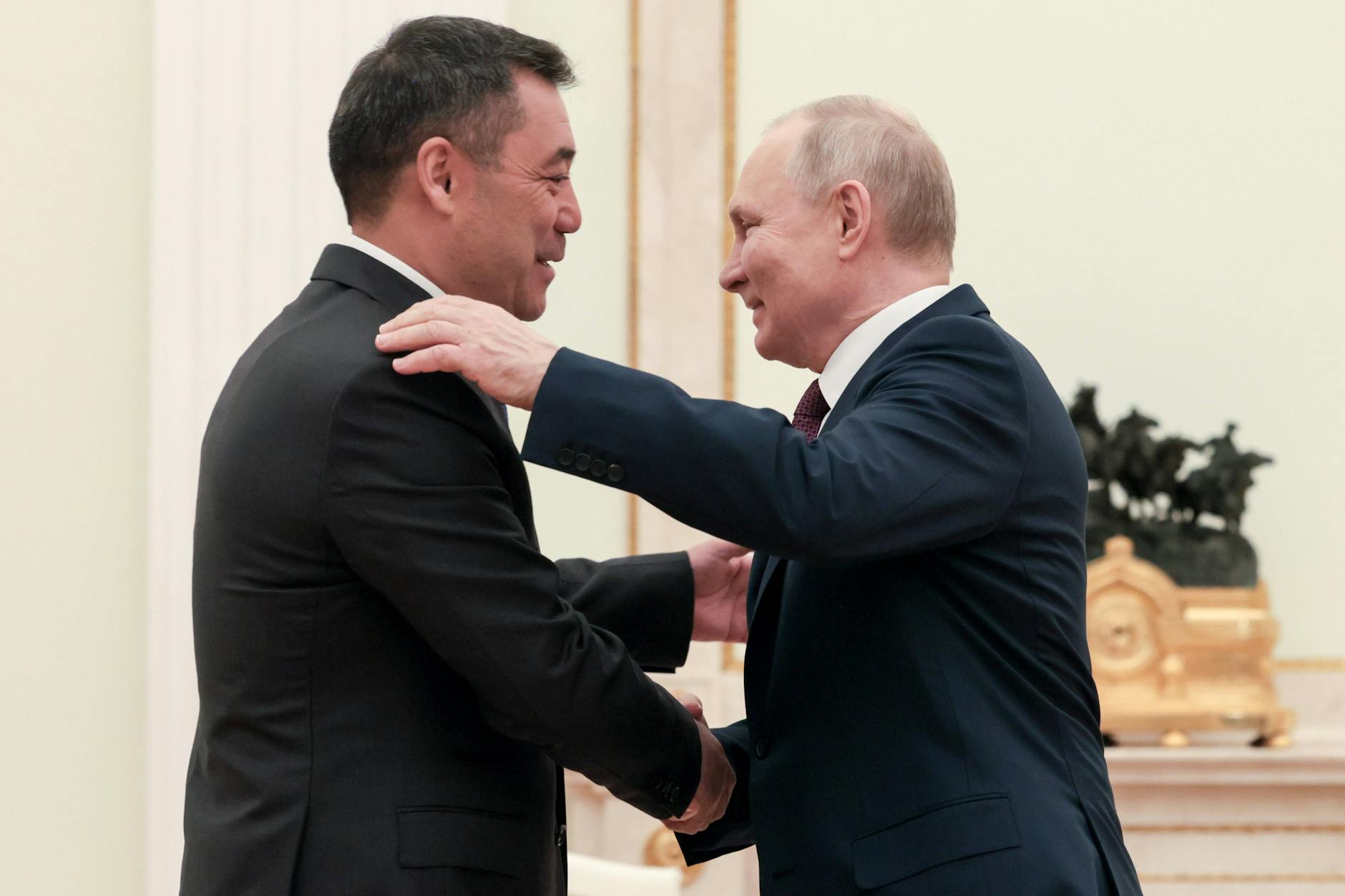 Ziemlich beste Freunde: Russlands Präsident Wladimir Putin und Kirgisistans Präsident Sadyr Dschaparow schütteln sich am 8. Mai 2023 bei einem Treffen im Moskauer Kreml die Hände.