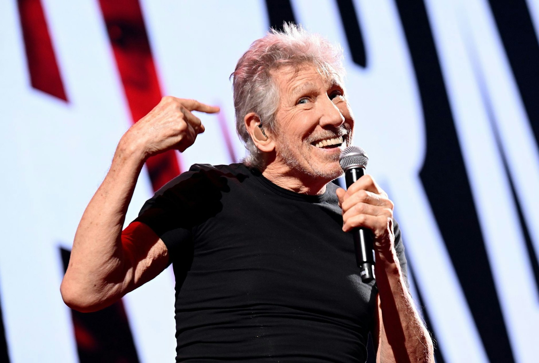 ARCHIV - Pink-Floyd-Mitbegründer Roger Waters tritt im Rahmen seiner Deutschland-Tour «This Is Not A Drill» in der Olympiahalle auf.